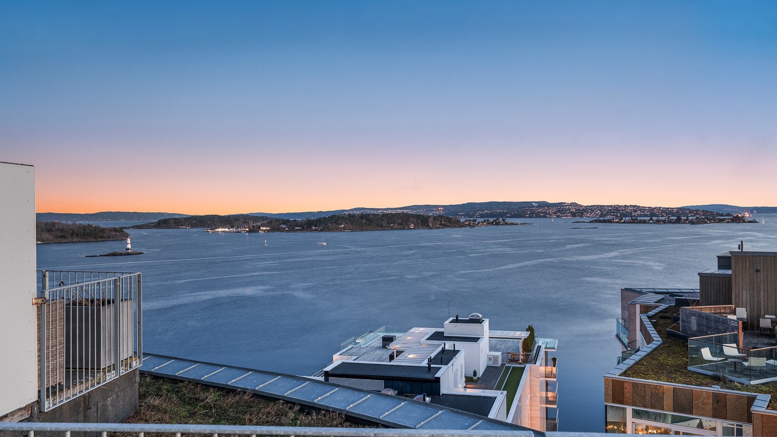 Flott felles takterrasse med fantastisk sjøutsikt og solnedgang (etasjen over leiligheten). 