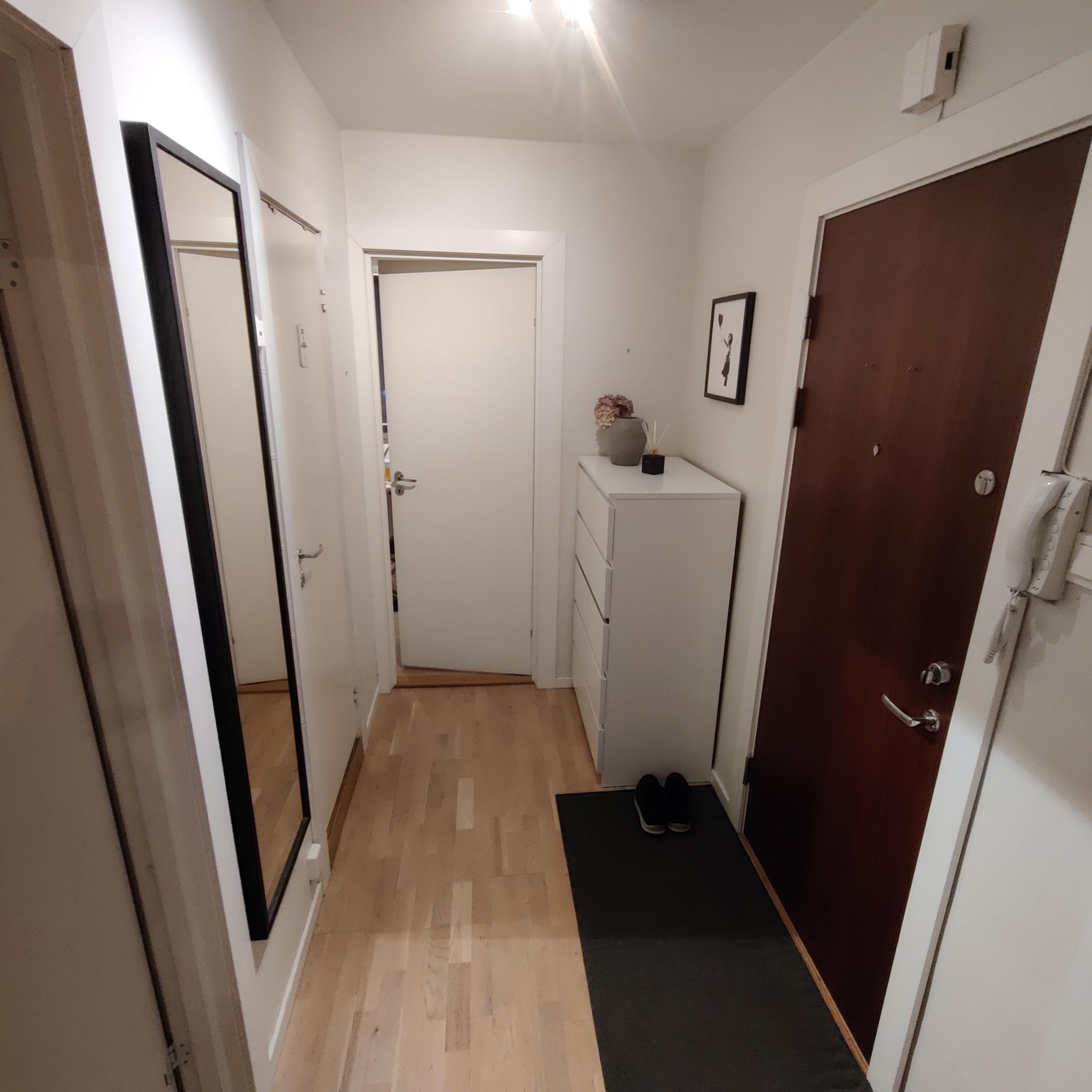 Entre - med inngang til bad og kjøkken