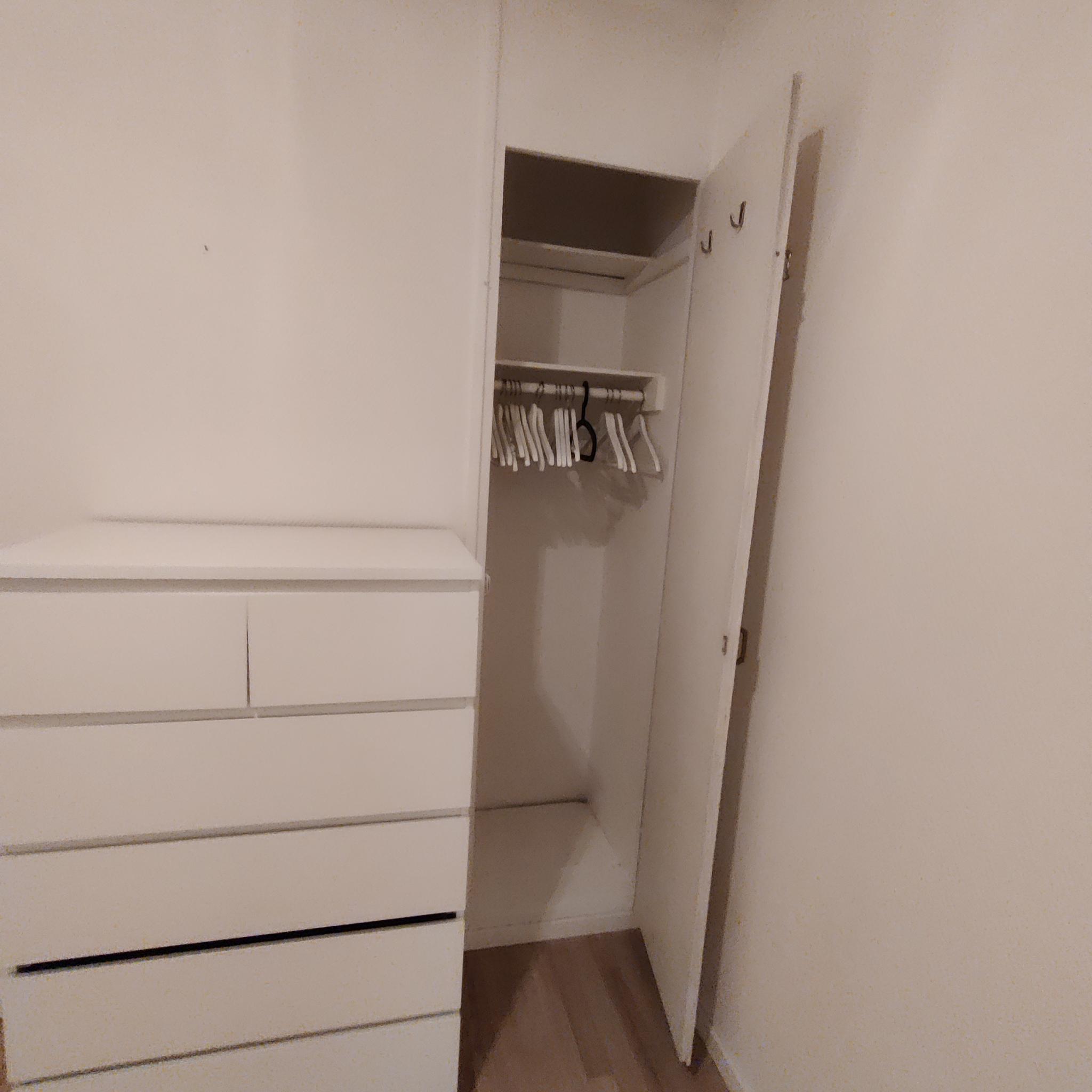 Soverom nr 2 - praktisk innbygget garderobe