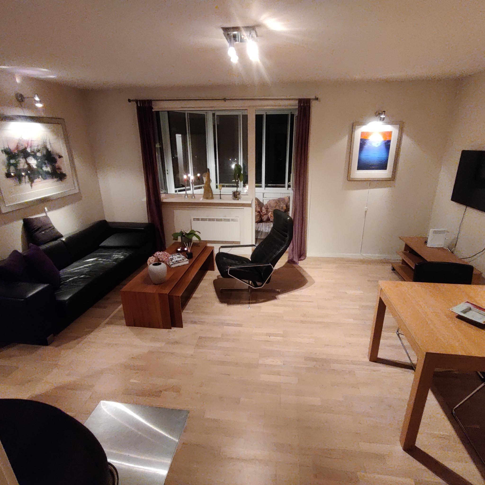 Stue med utgang til innglasset balkong