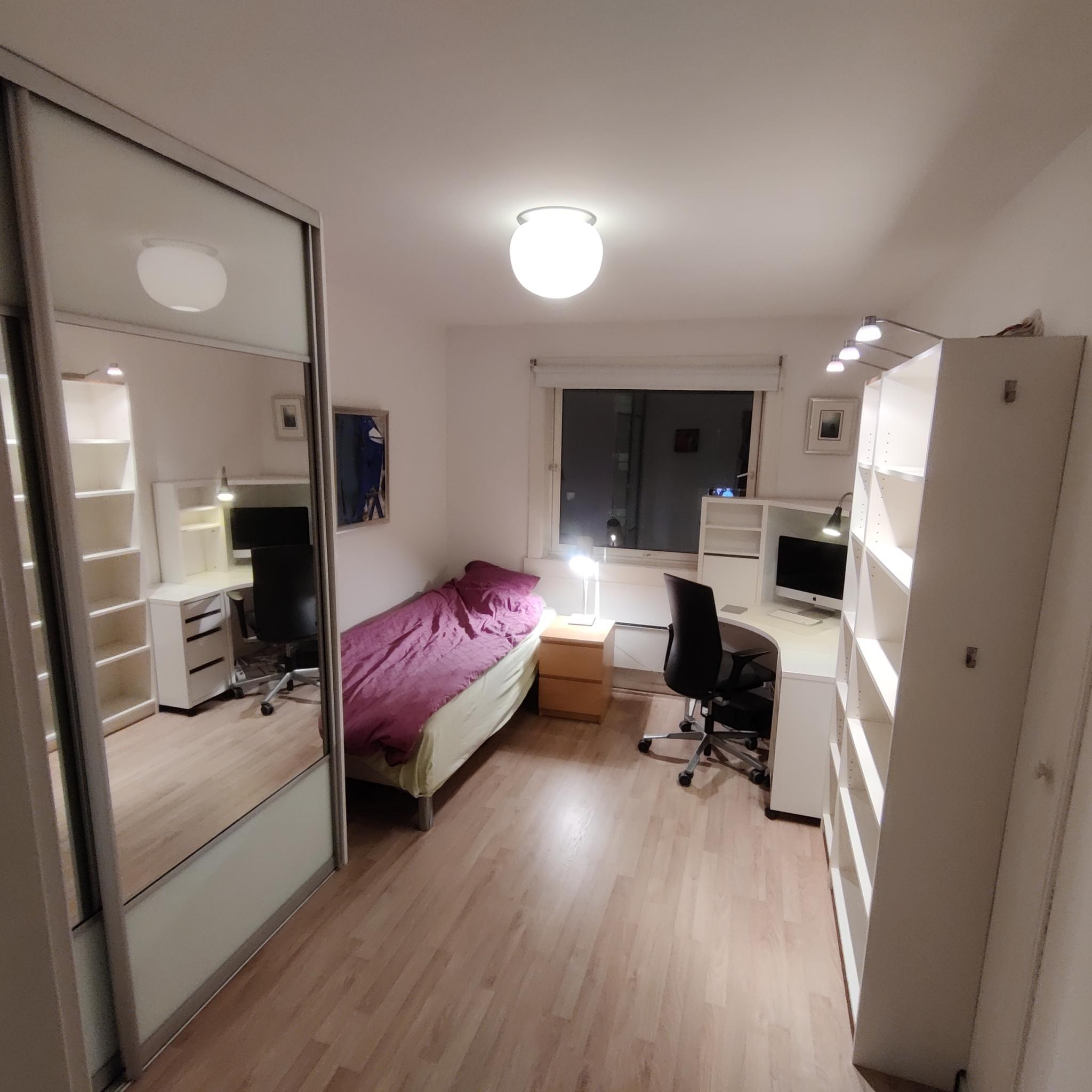 Soverom med garderobe