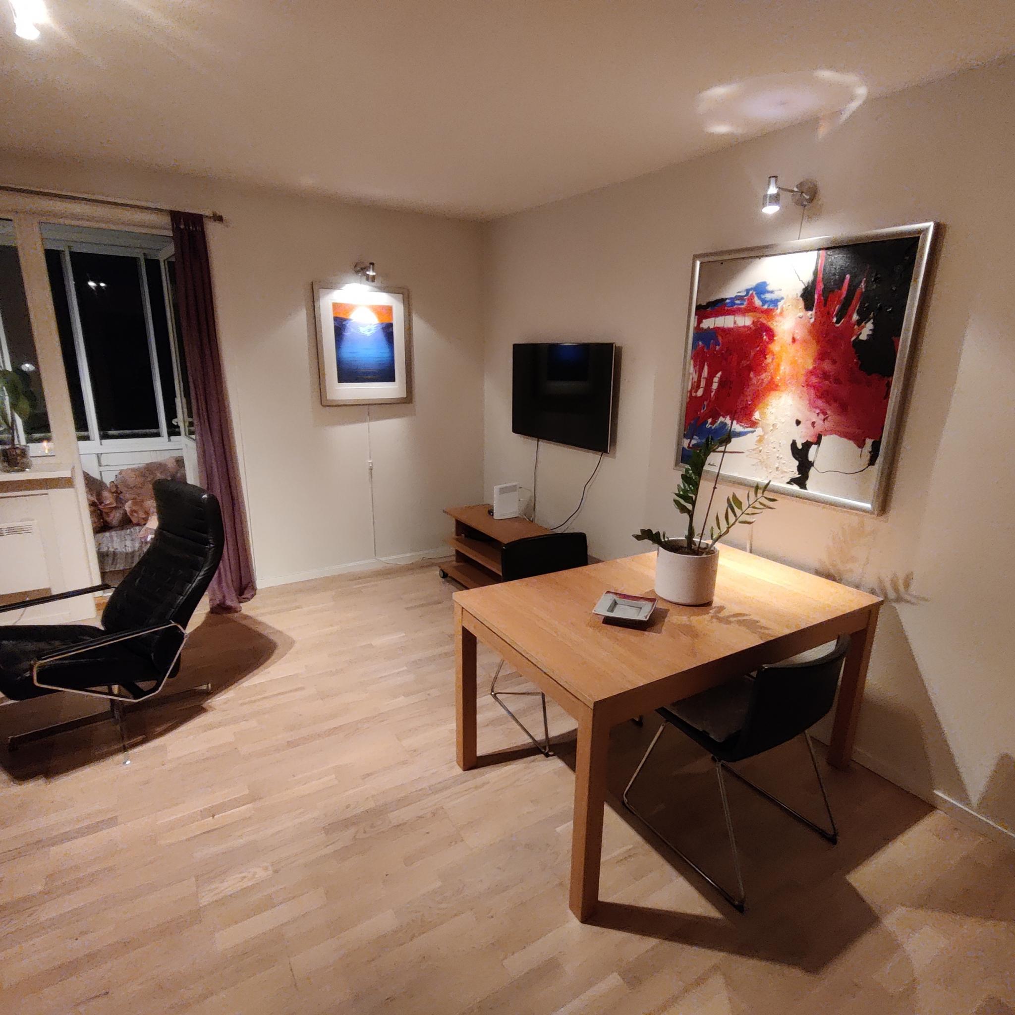 Stue med utgang til innglasset balkong