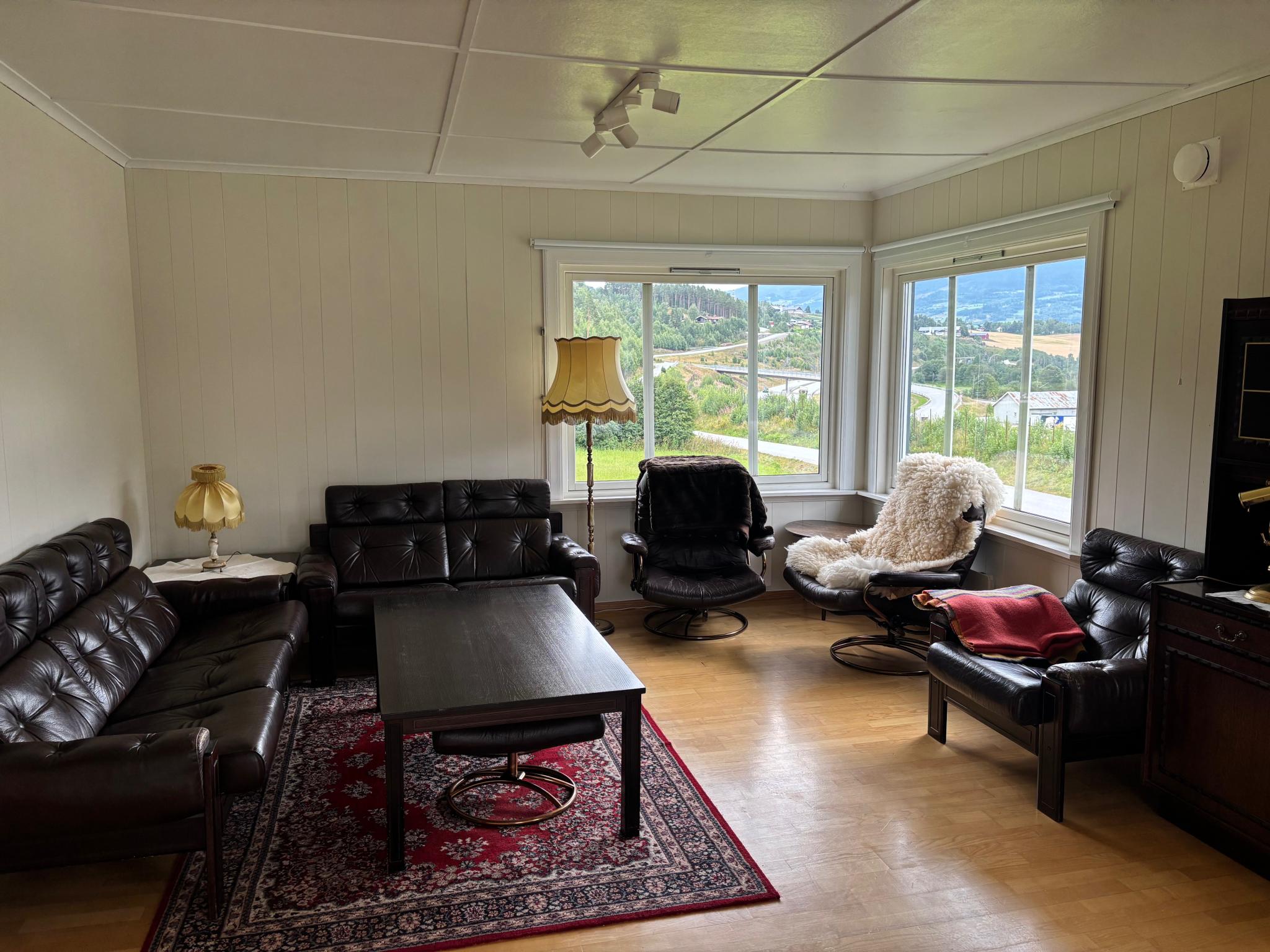 Stor stue med like stor del til spisestue ved siden avkjøkkeney