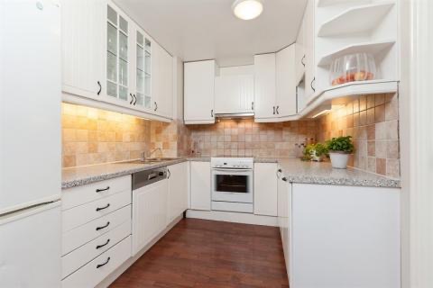 Kjøkken. Oppvaskmaskin medfølger ikke. 