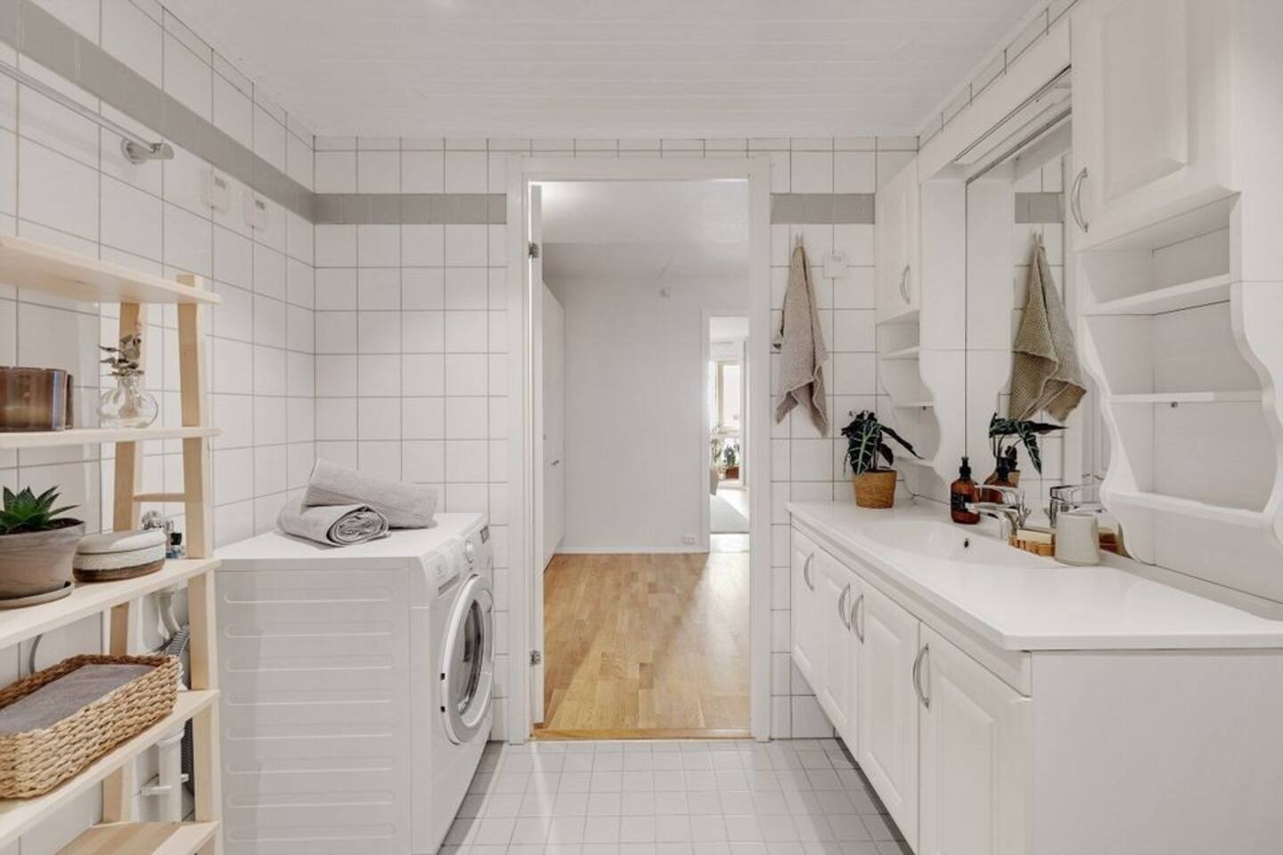 Stort bad med vaskemaskin