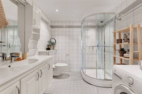 Stort bad med vaskemaskin