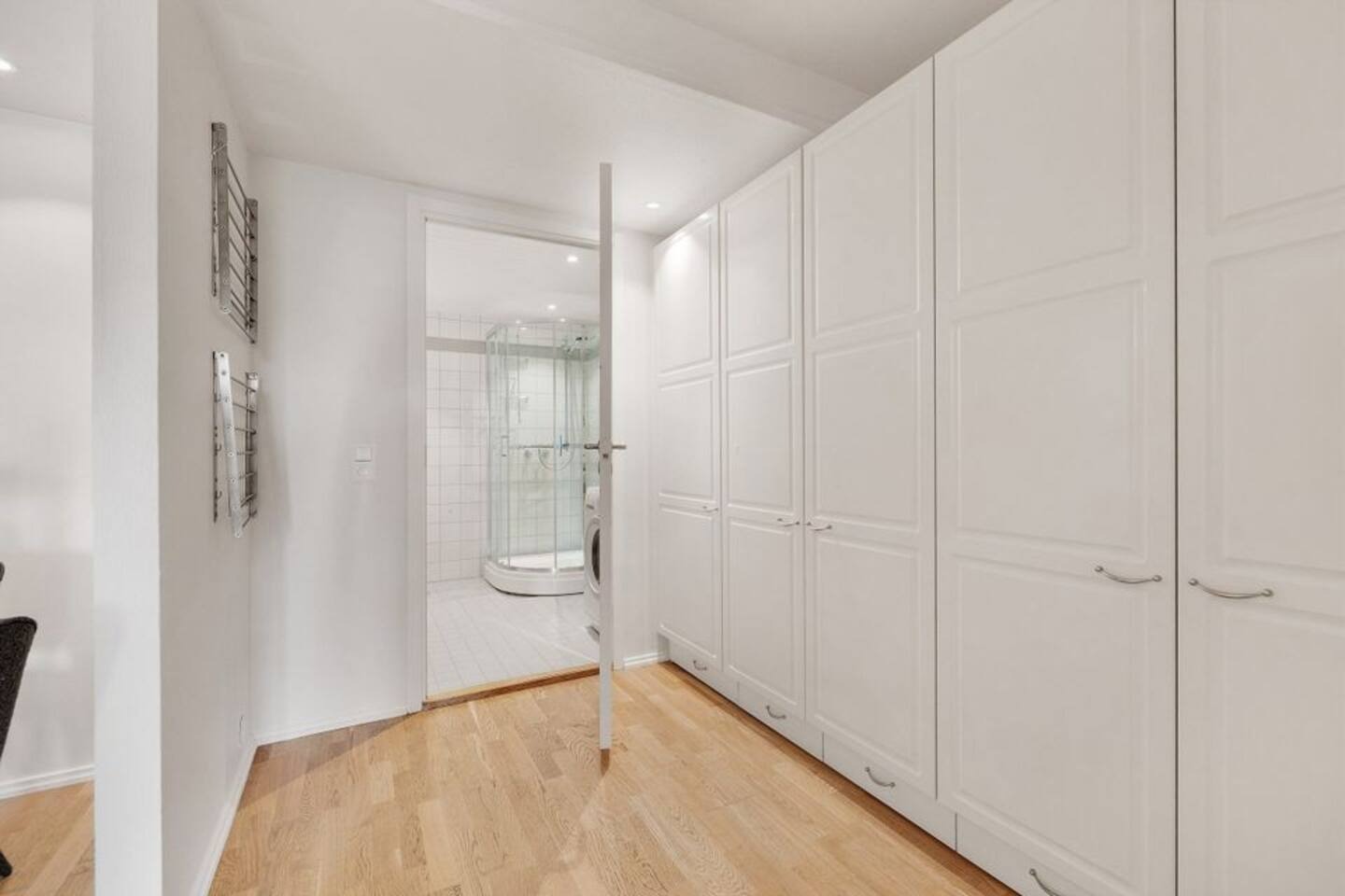 Gang med masse skapplass. Tilsvarende 2.5 vanlig skap