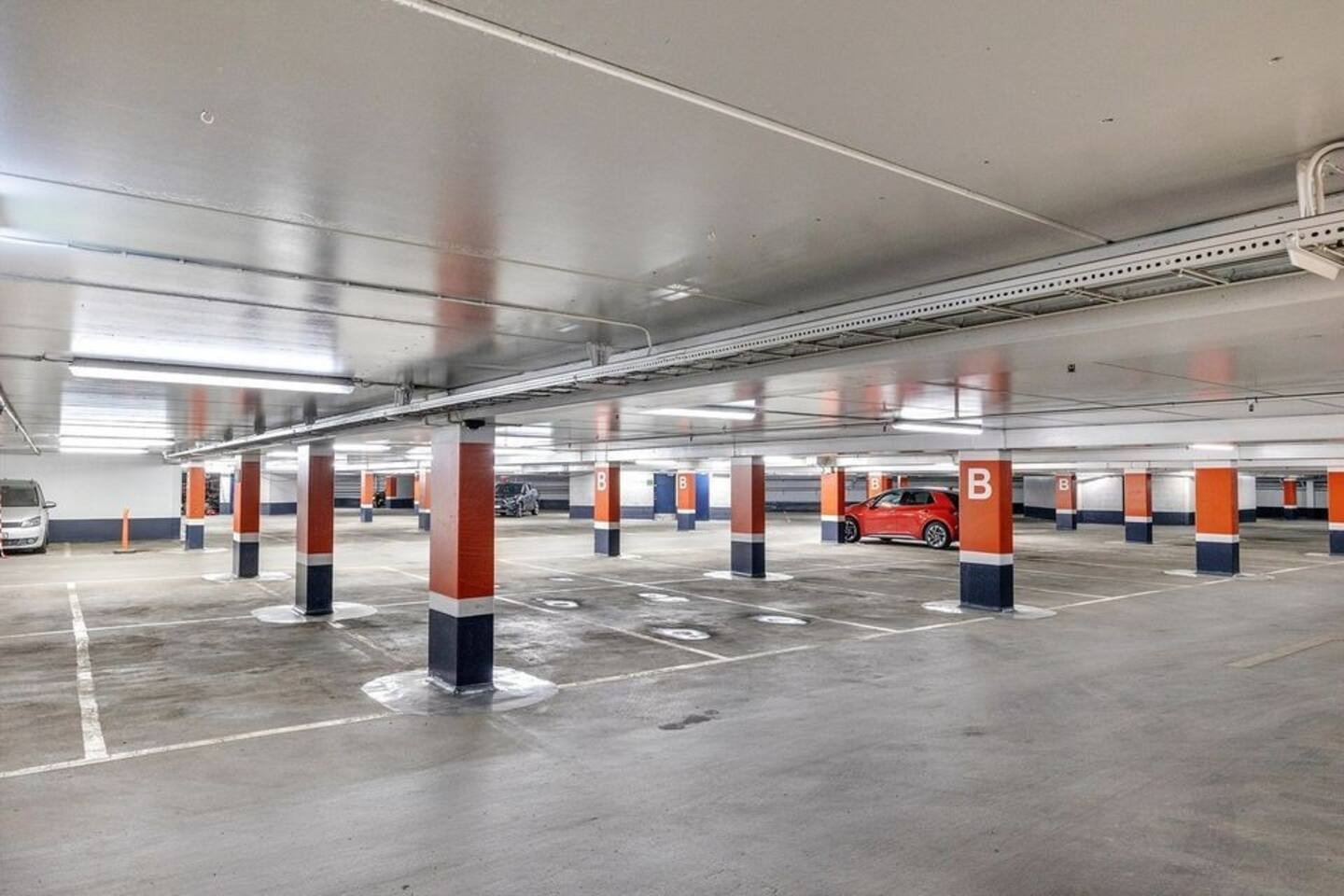 Garasje med mulighet for leie av parkeringsplass. 