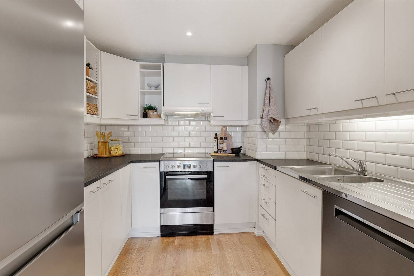 Kjøkken med ovn, vaskemaskin og kjøleskap/fryser