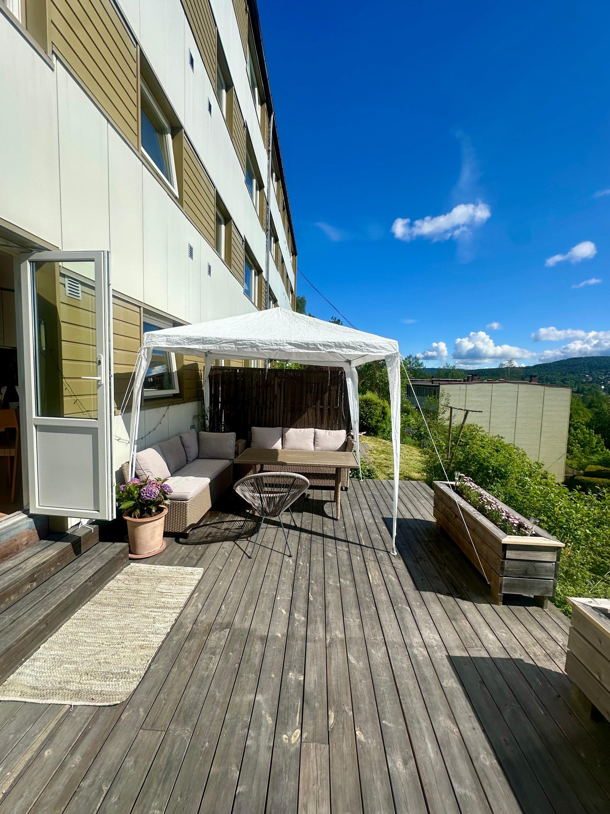 Markaterrasse med utemøbler, grill og varmelampe. Fjerner teltet.