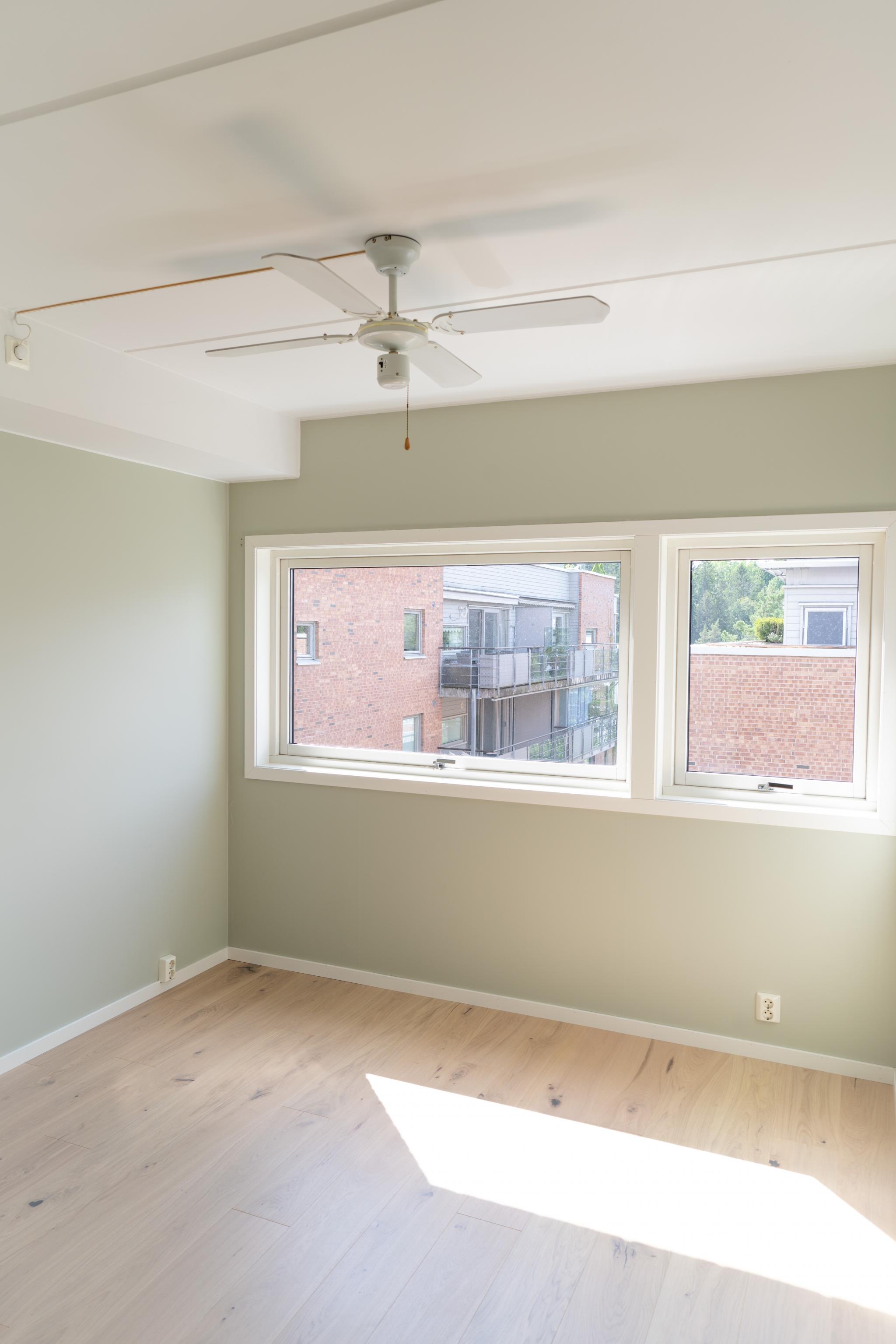 Soverom med takvifte som kjøler ned på varme sommerdager