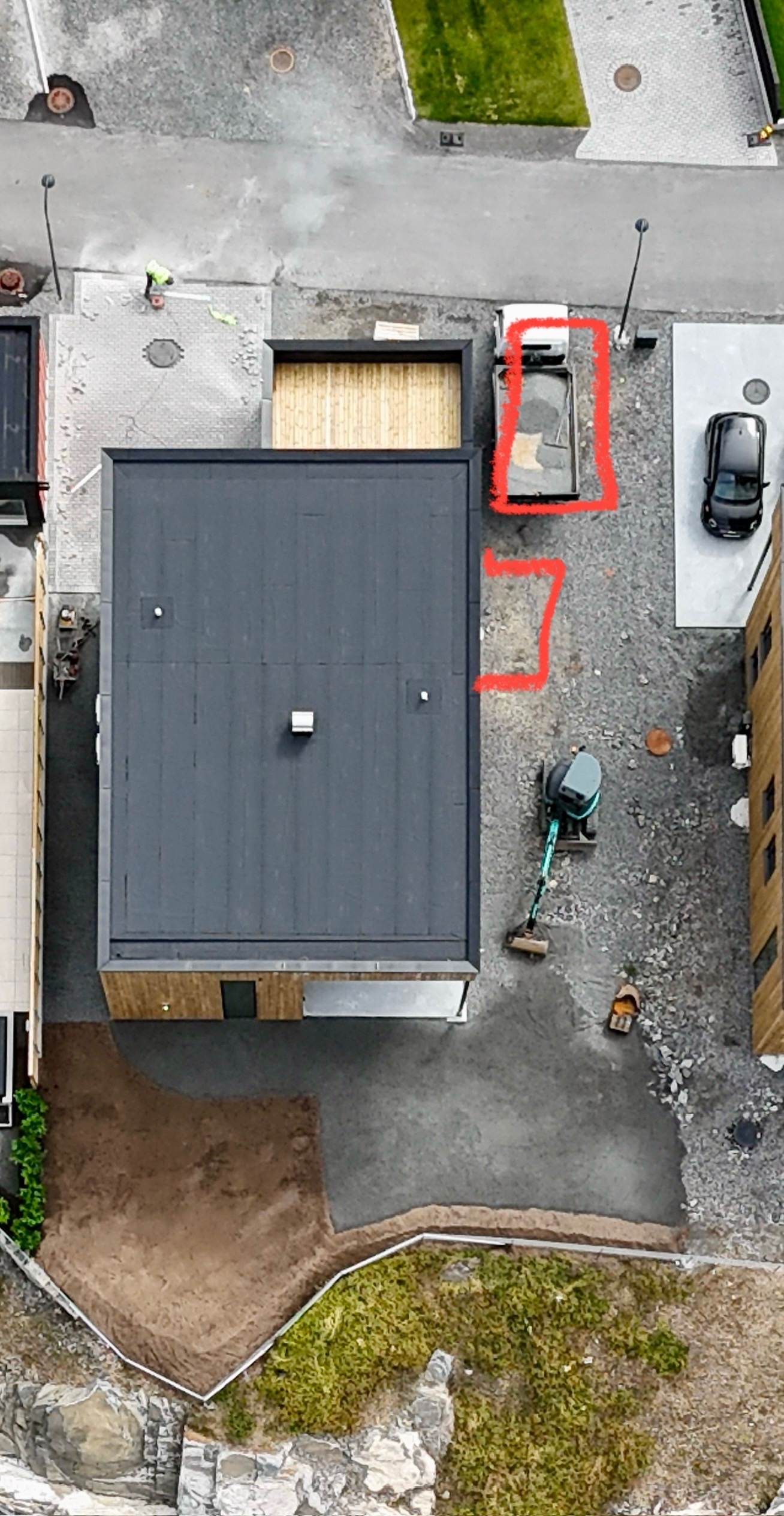 Parkering og tiltenkt uteplass tegnet inn i rødt