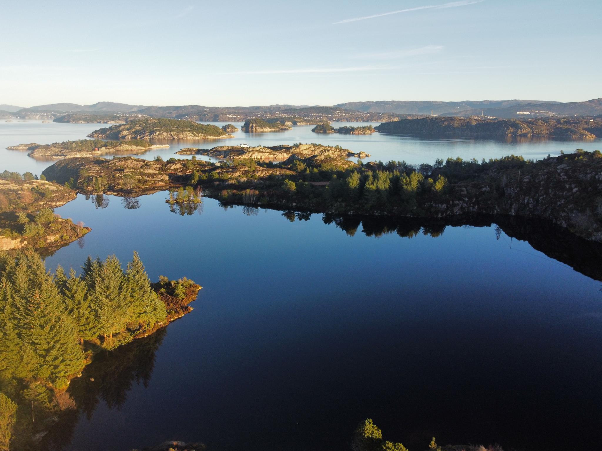 Huset har nærhet til sjøen og ligger like ved et vann