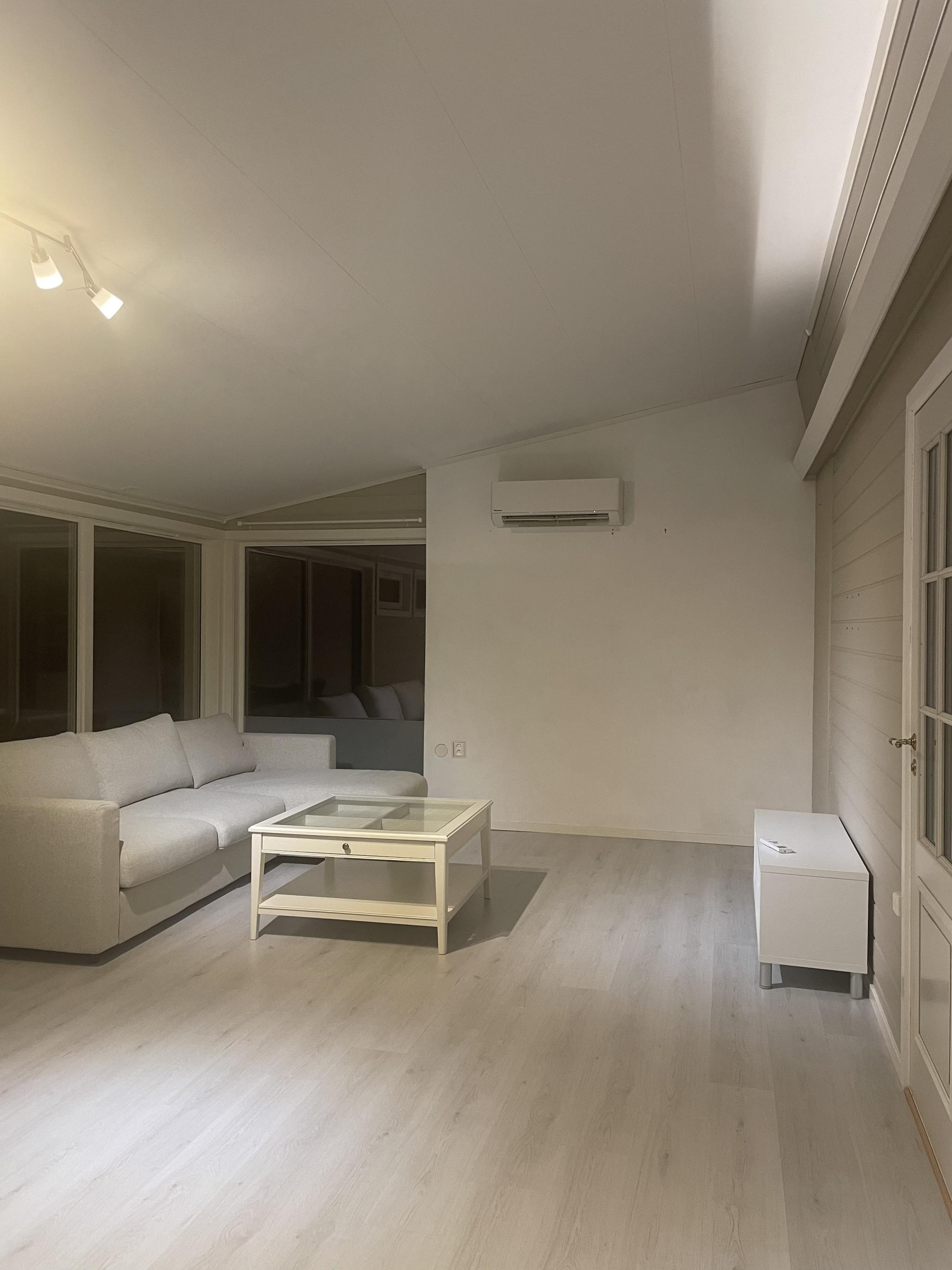 Stor stue med god takhøyde og dekorativ belysning