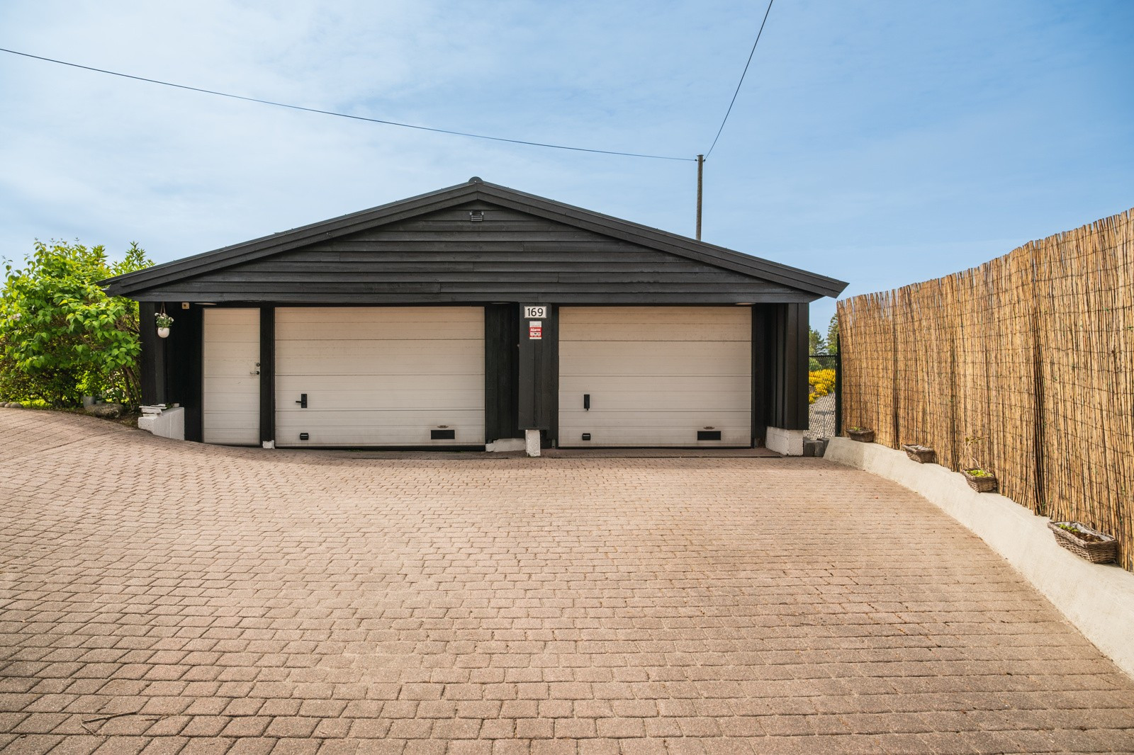 Garasje og biloppstillingsplass