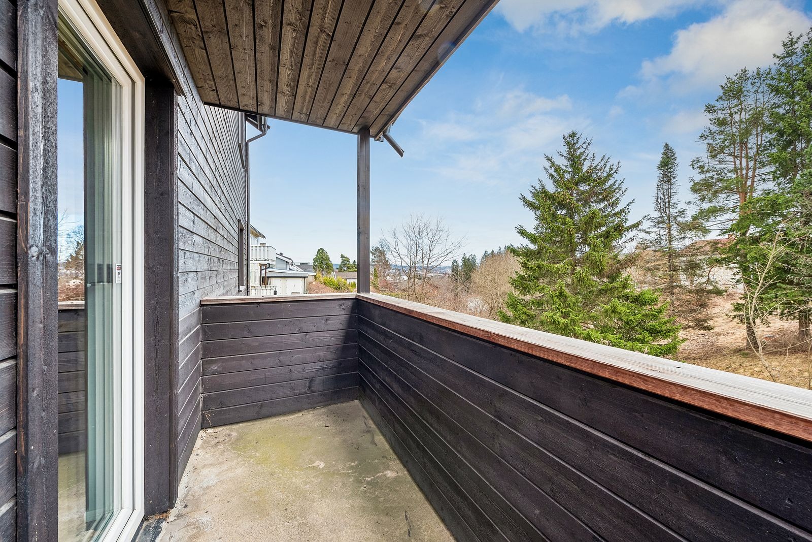 Balkong med utsikt til hage