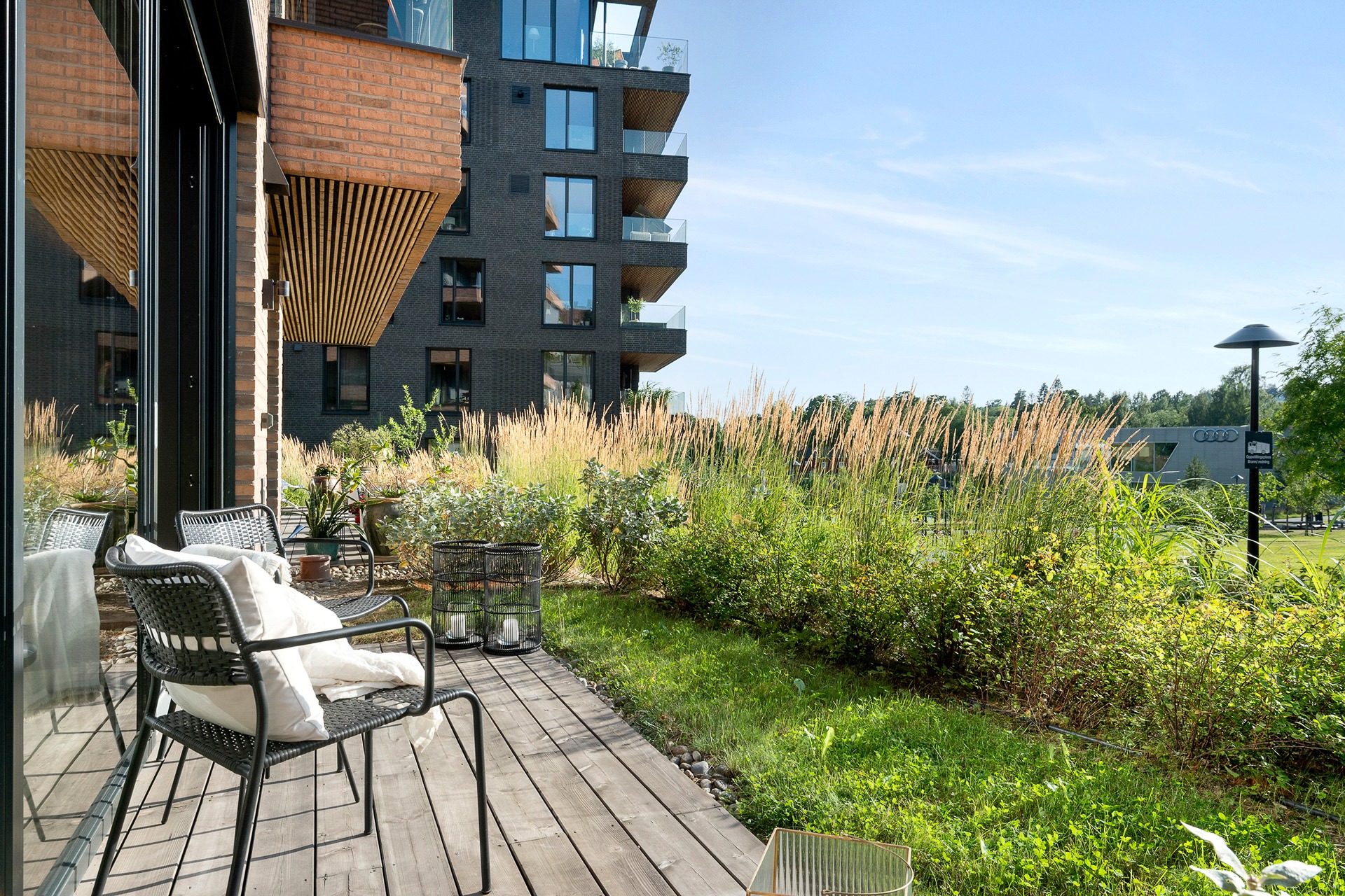 Beliggenheten kombinerer det beste fra to verdener! Rolig og grønt, men kun minutter til trikk, buss og tog. Handle på CC Vest, ta en kveldstur langs Lysakerelva, eller gå ned til fjorden for et morgenbad - alt er innen kort rekkevidde.