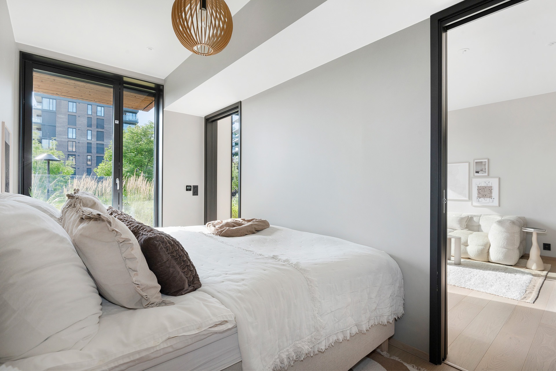 Moderne preg med sort utførelse på vindusprofiler, skyvedører, stikkontakter, kjøkken og innredning - gjennomført standard fra 2021.