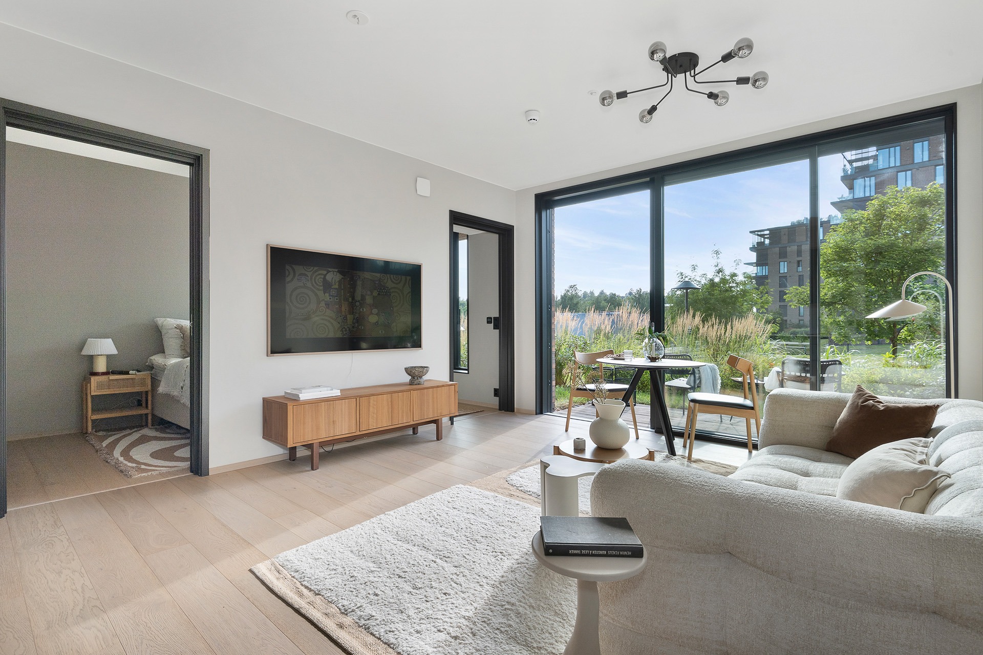 Lyst og solfylt med store skyvedører og nydelig utsikt mot terrasse og sameiets vakre park. Store vindusflater slipper inn rikelig med lys året rundt. Det er montert screens på terrassedøren som skjermer for sol, varme og innsyn