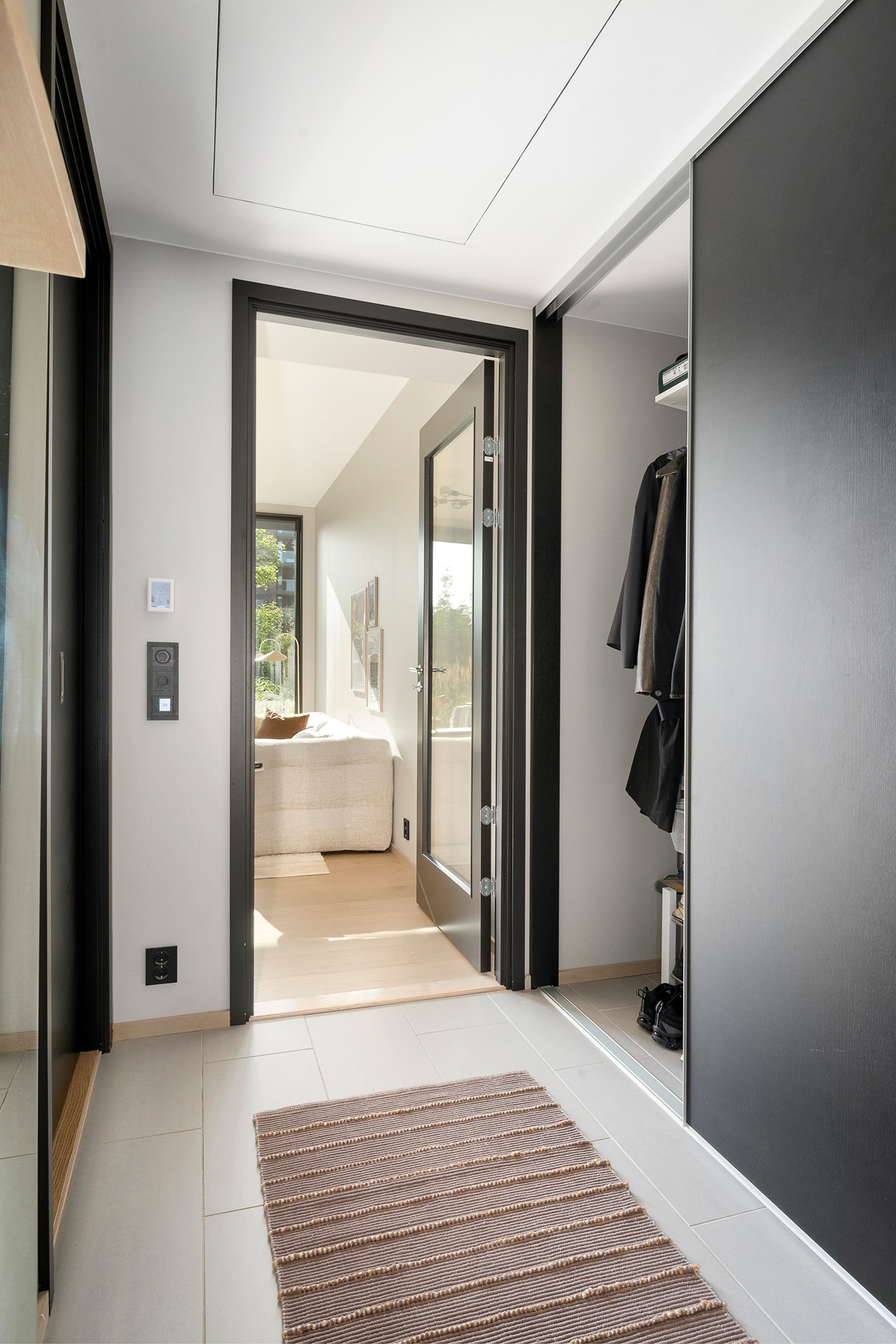Entré med stor skyedørsgarderobe fra HTH. Døren inn mot stue har glassfelt slik at rommet allikevel oppleves lyst og innbydende.