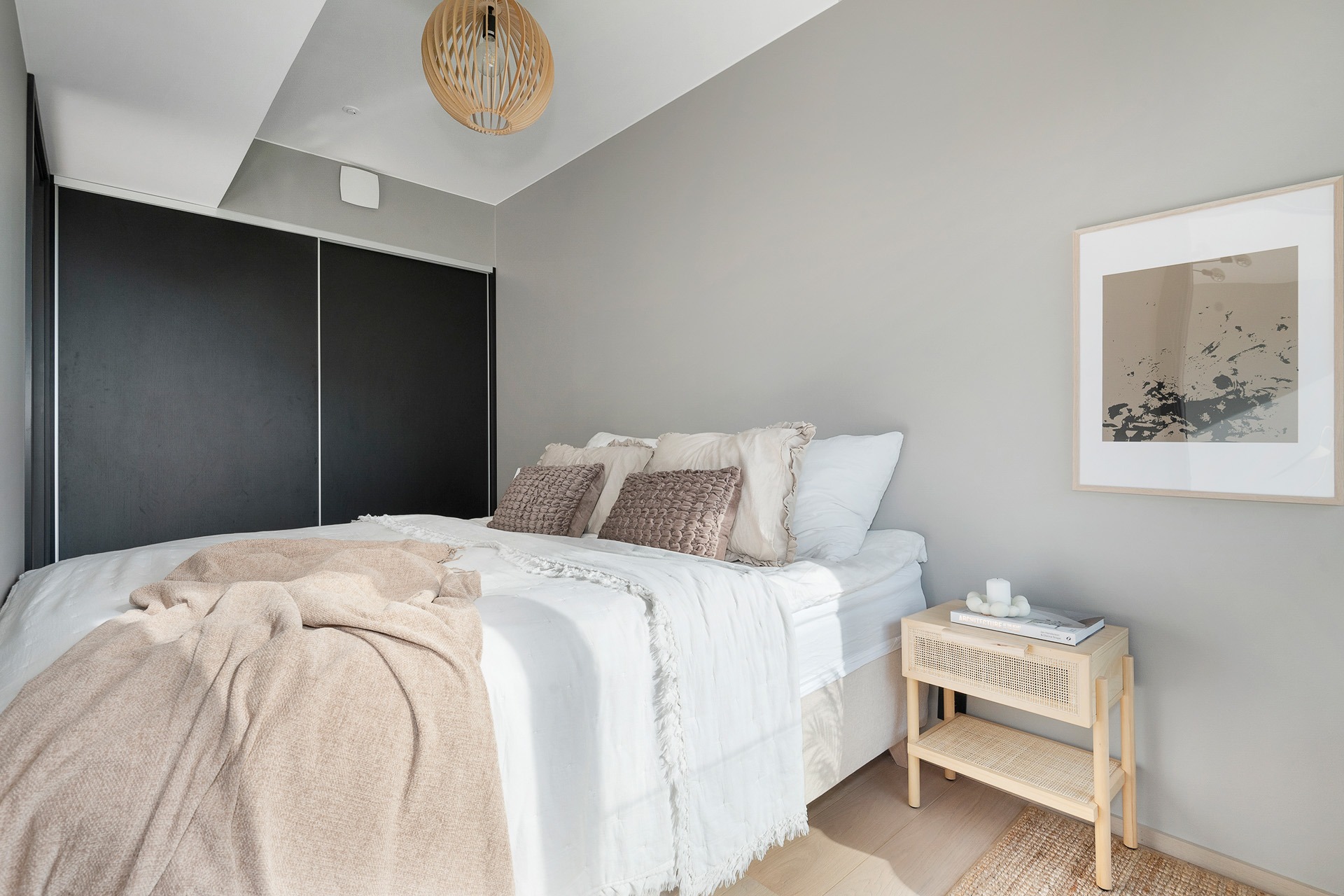 Gode oppbevaringsmuligheter i skyvedørsgarderobe.