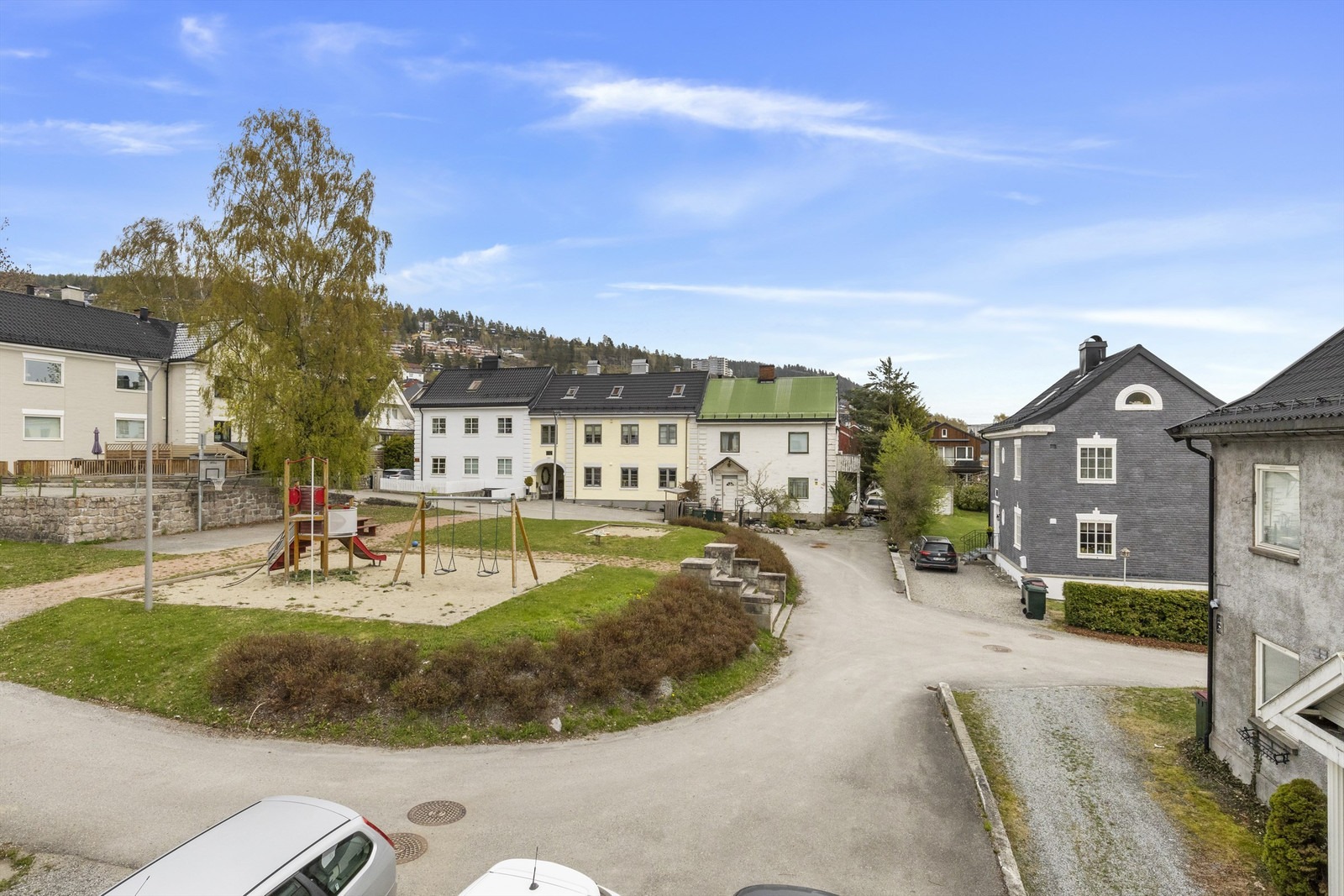 Lekeplass like ved inngangen 