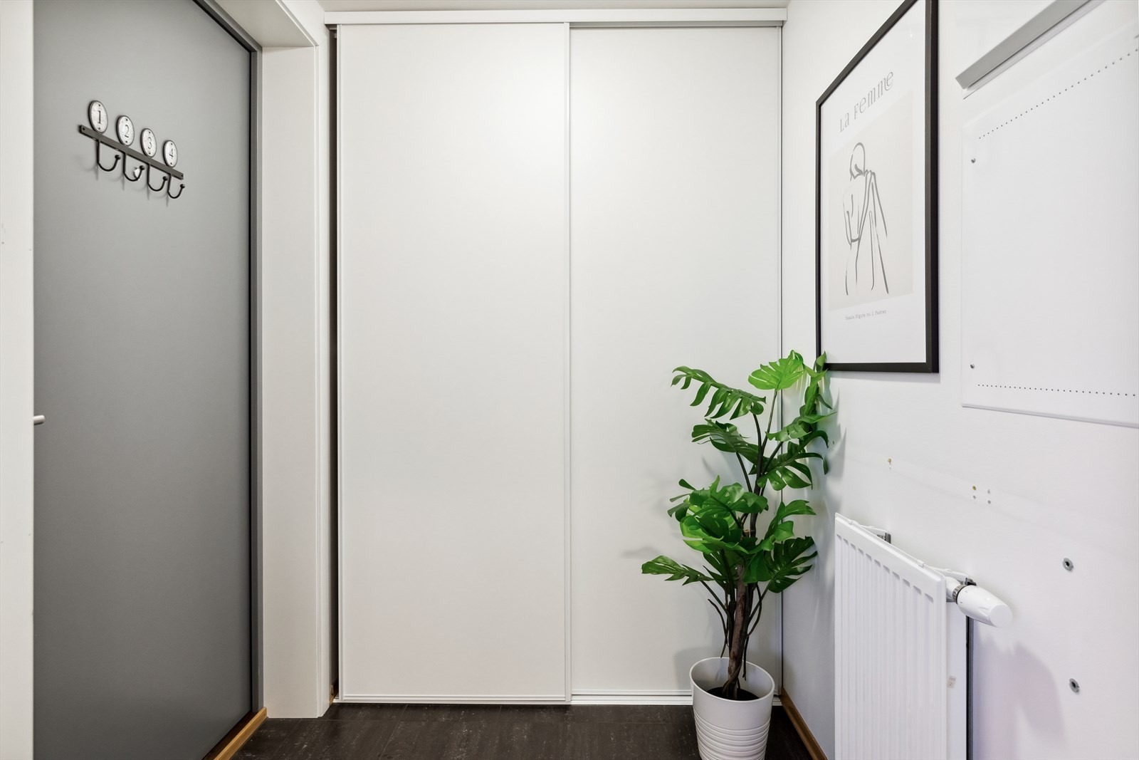 Inngang med skyvedørsgarderobe