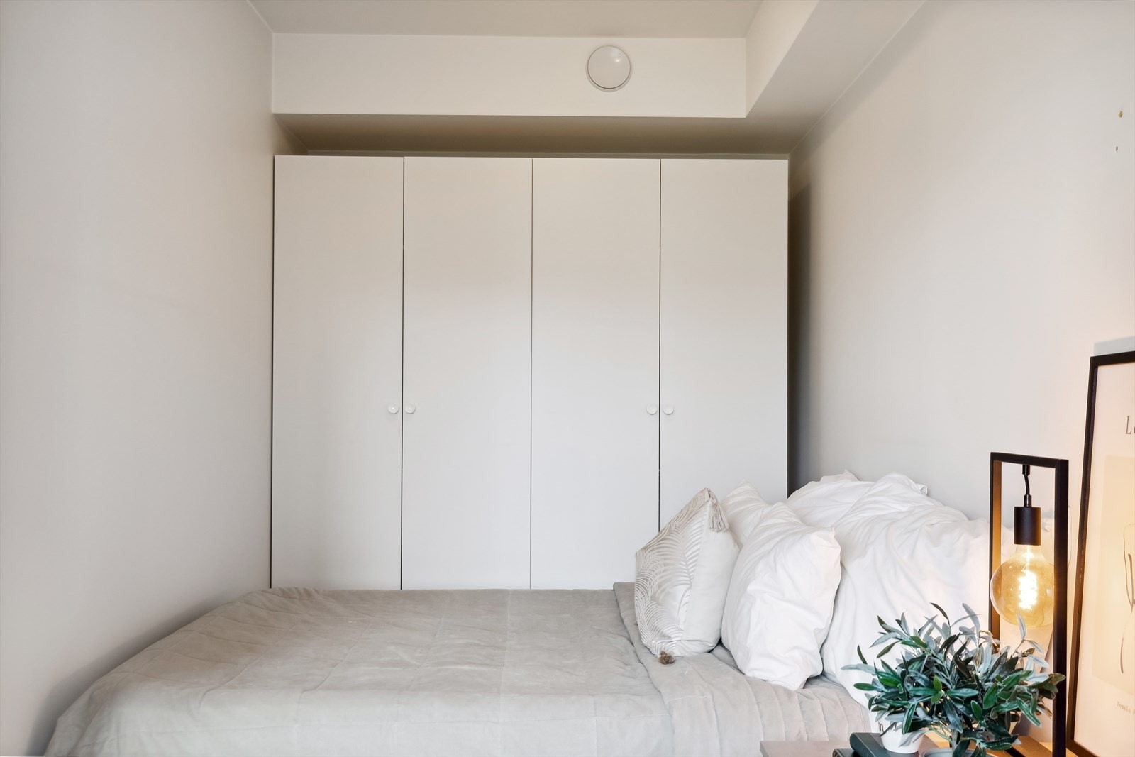 Skapene er flyttet og sengen snudd, for å gi en mer praktisk utnyttelse av rommet. Relativt stort soverom gir også mulighet for en liten kontorplass. 