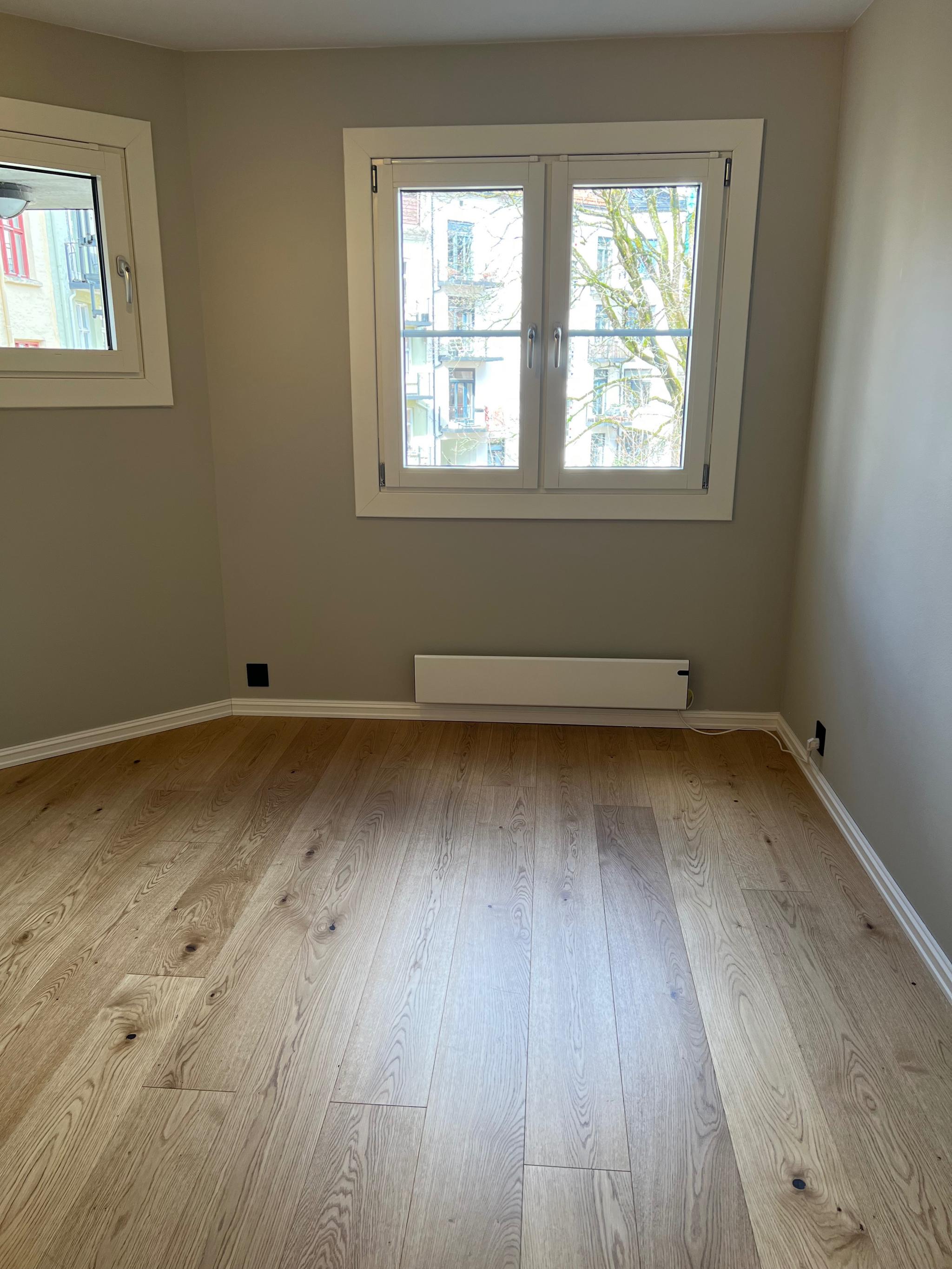 Romslig hovedsoverom mot stille bakgård med god plass til dobbeltseng 