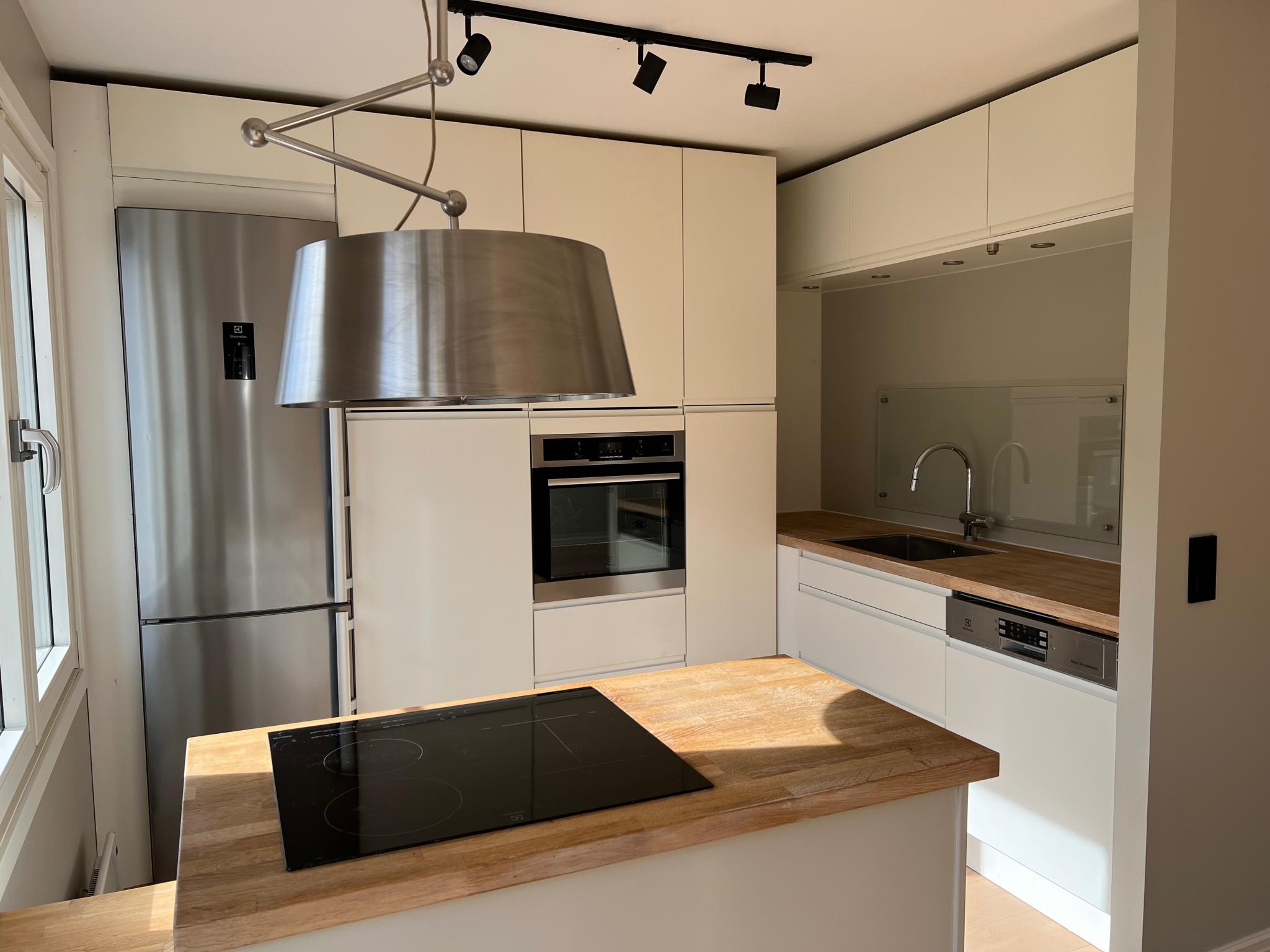 Åpen kjøkkenløsning med integrert stekeovn, og oppvaskmaskin