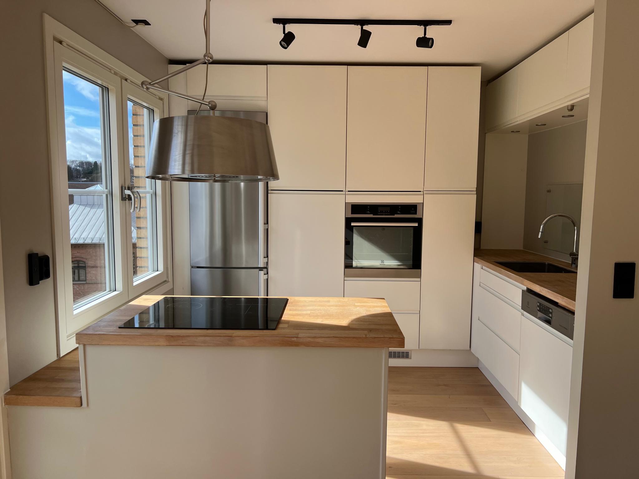 Åpen kjøkkenløsning med integrert stekeovn, og oppvaskmaskin