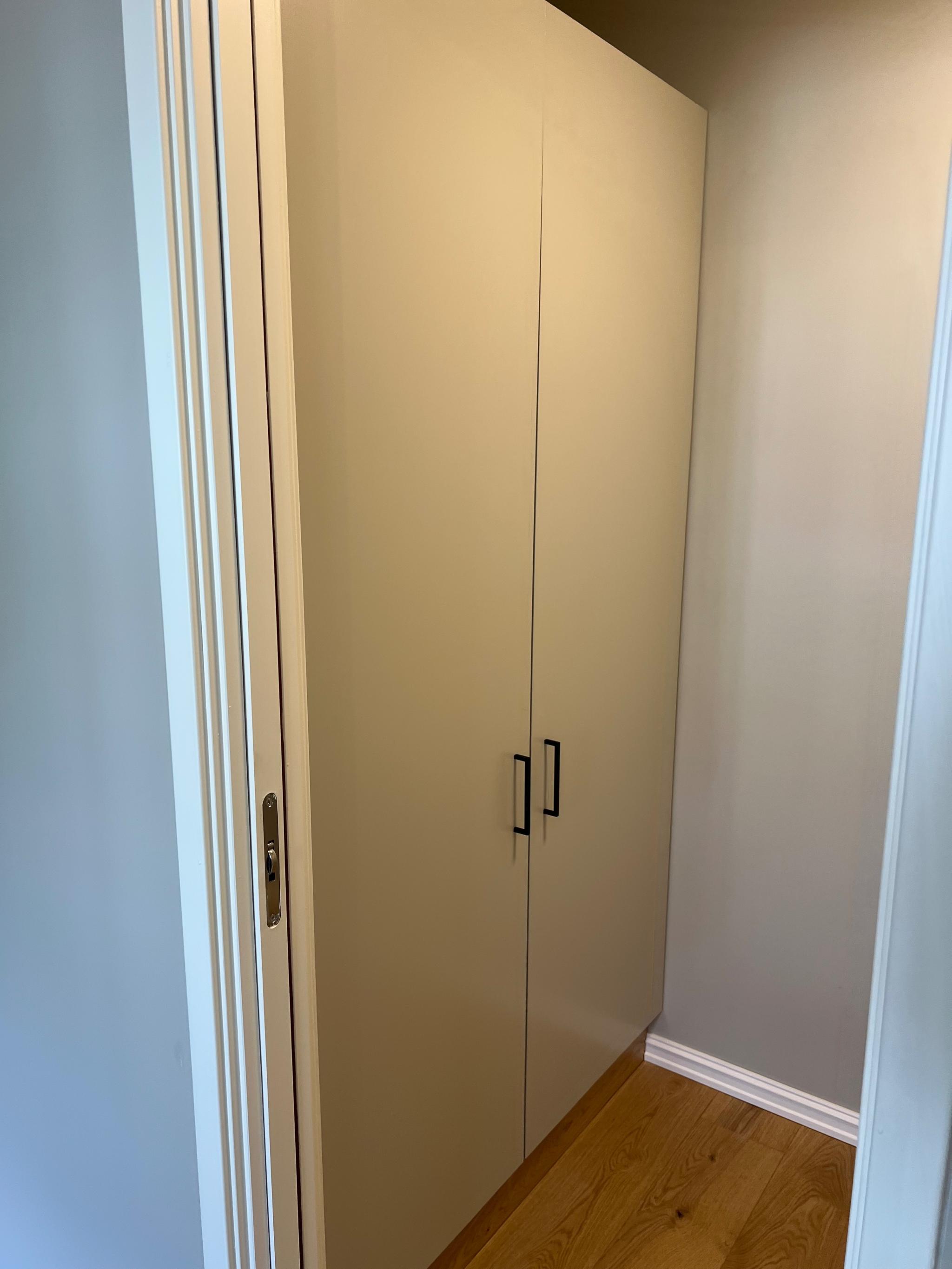 Bod på hovedsoverom med garderobeskap 