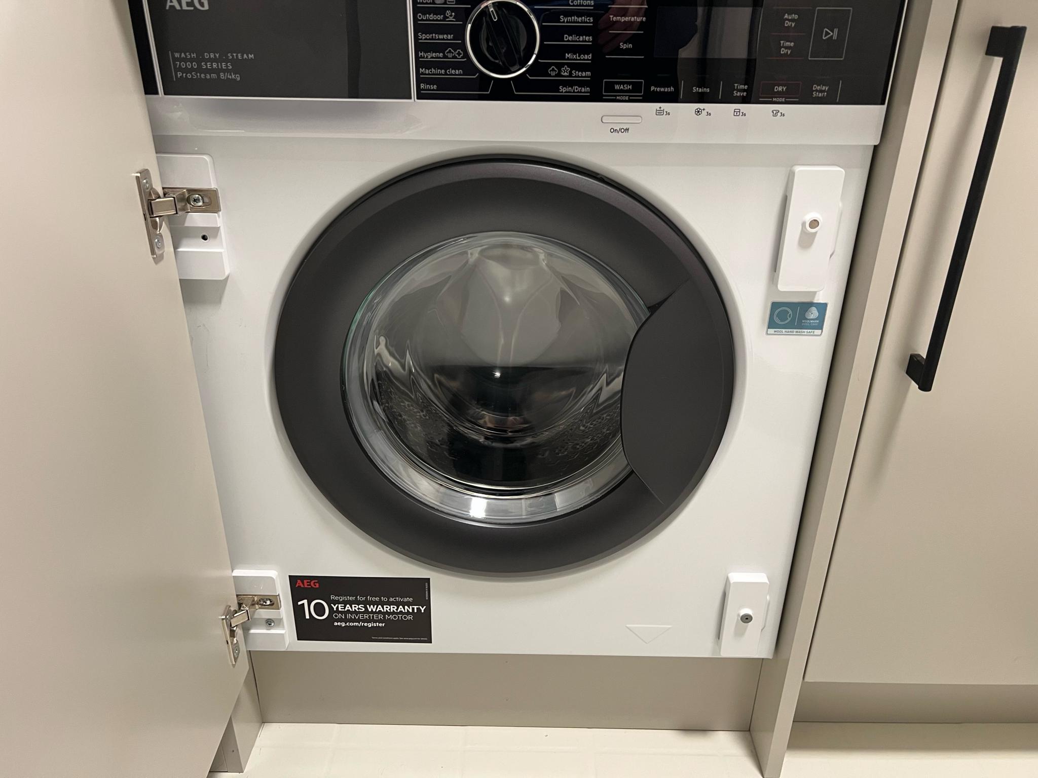 Det er integrert kombomaskin for vask og tørk på badet