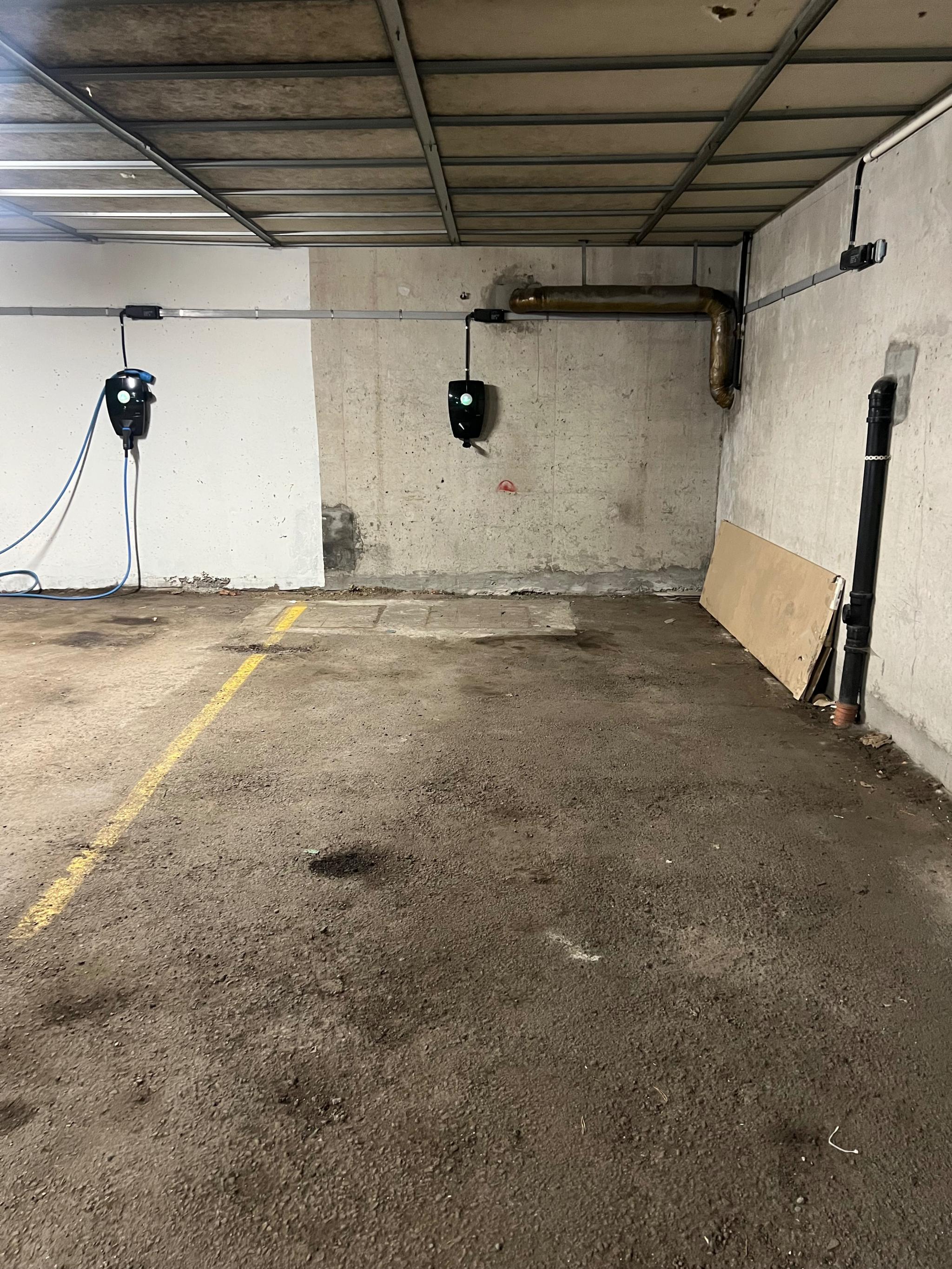 Innendørs parkeringsplass med elbillader kan leies i tillegg