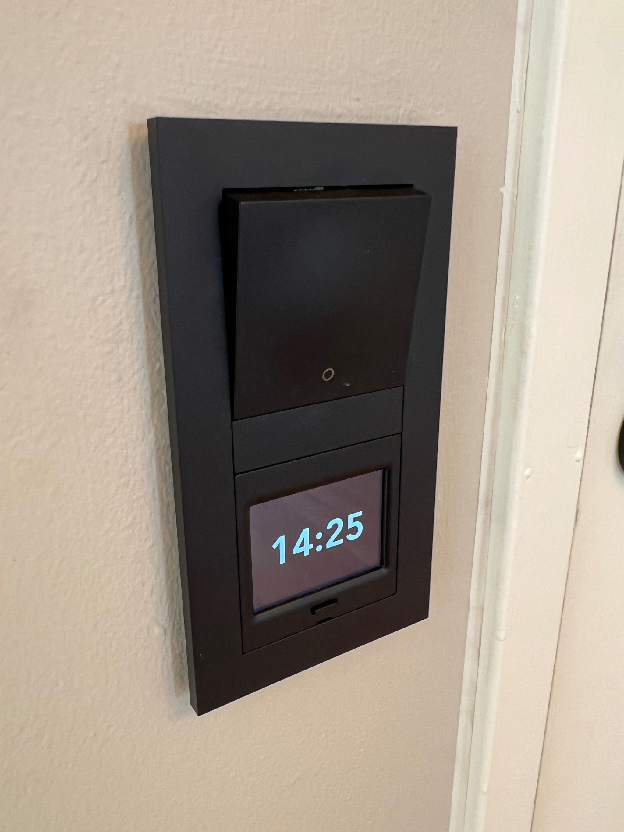 alle taklamper har smart-dimmere fra pleid og kan styres med telefonen