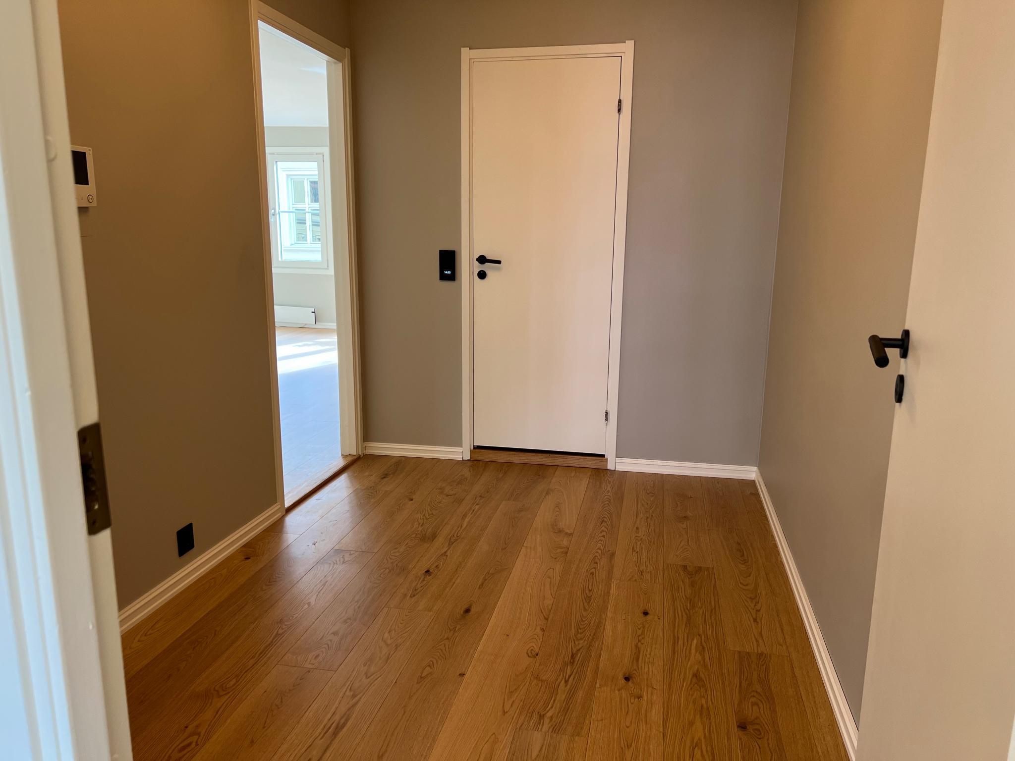 Romslig gang med god plass til garderobeskap