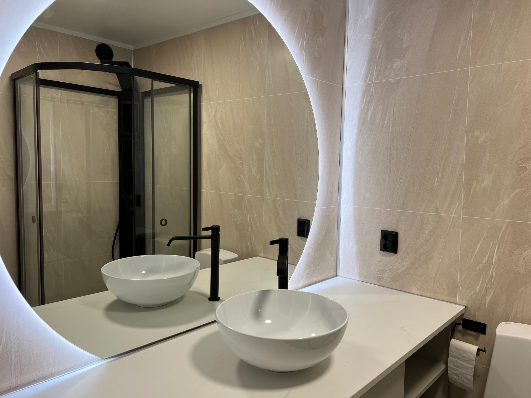 Speil med lys og anti-dugg funksjon