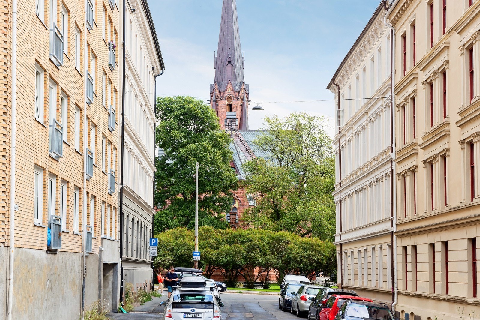Innkjøring til innendørs parkering som kan leies i tillegg