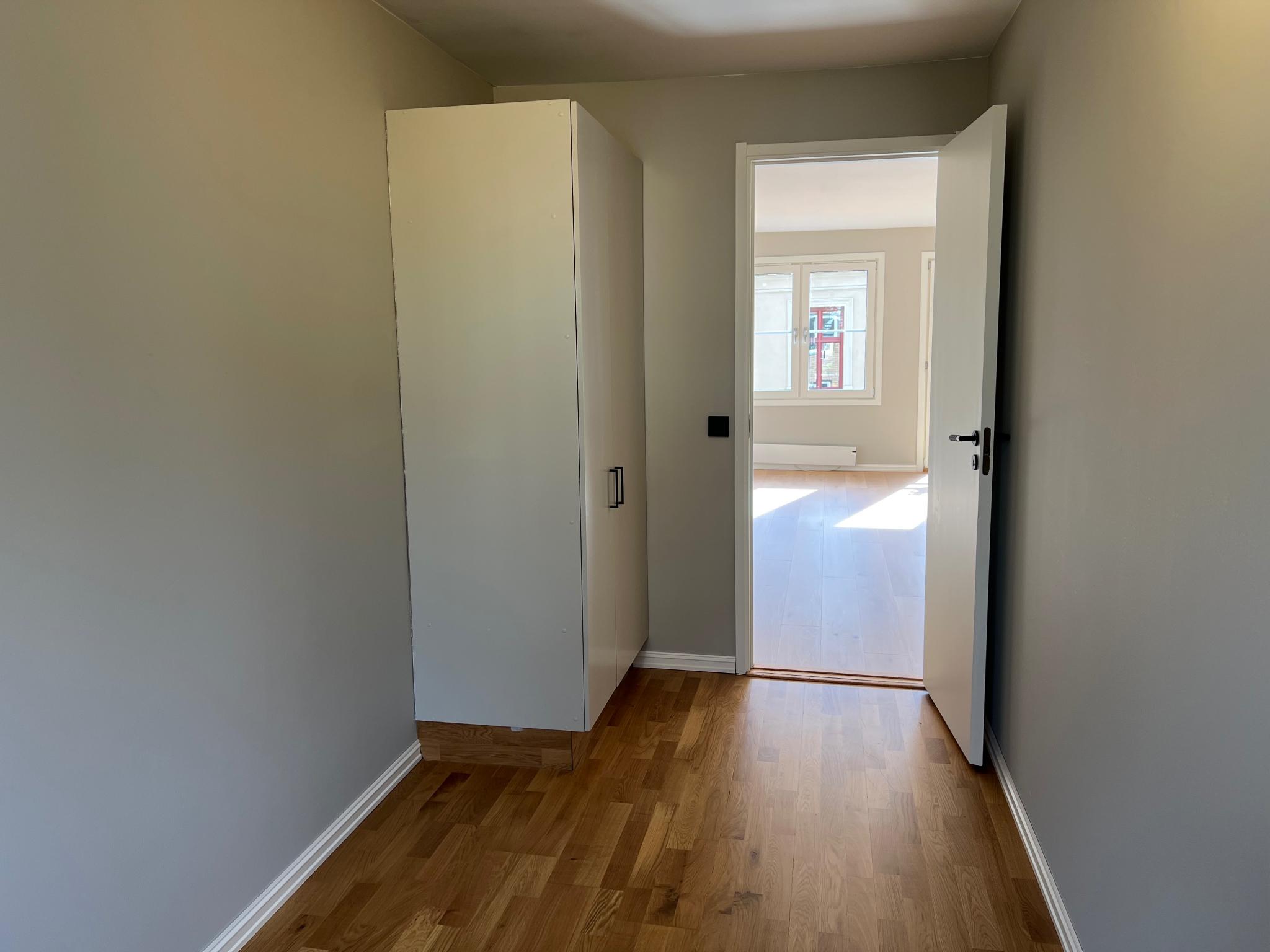 Soverom mot stille bakgård, perfekt til barnerom, gjesterom eller kontor. Med garderobe. 