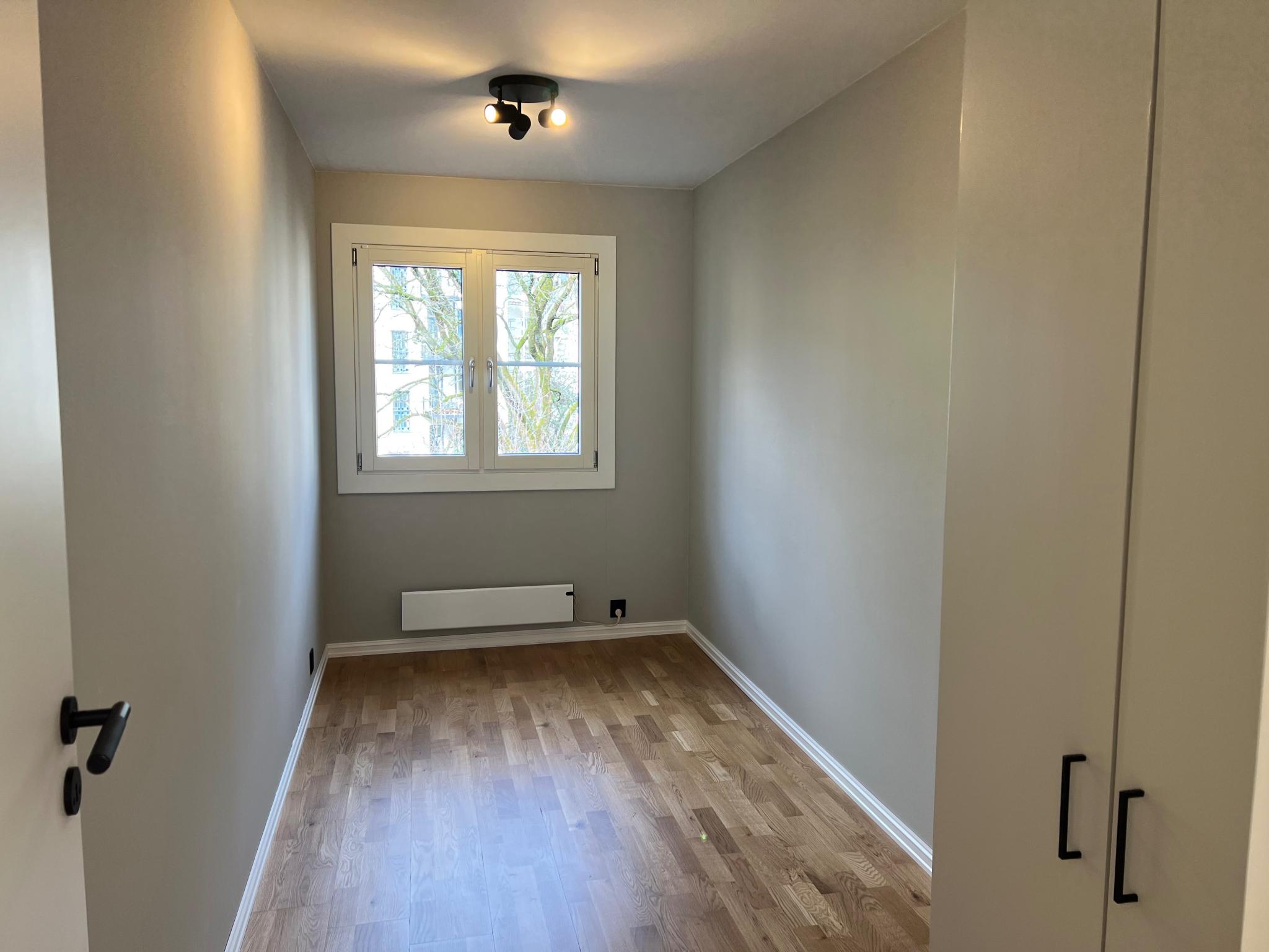 Soverom mot stille bakgård, perfekt til barnerom, gjesterom eller kontor. Med garderobe. 