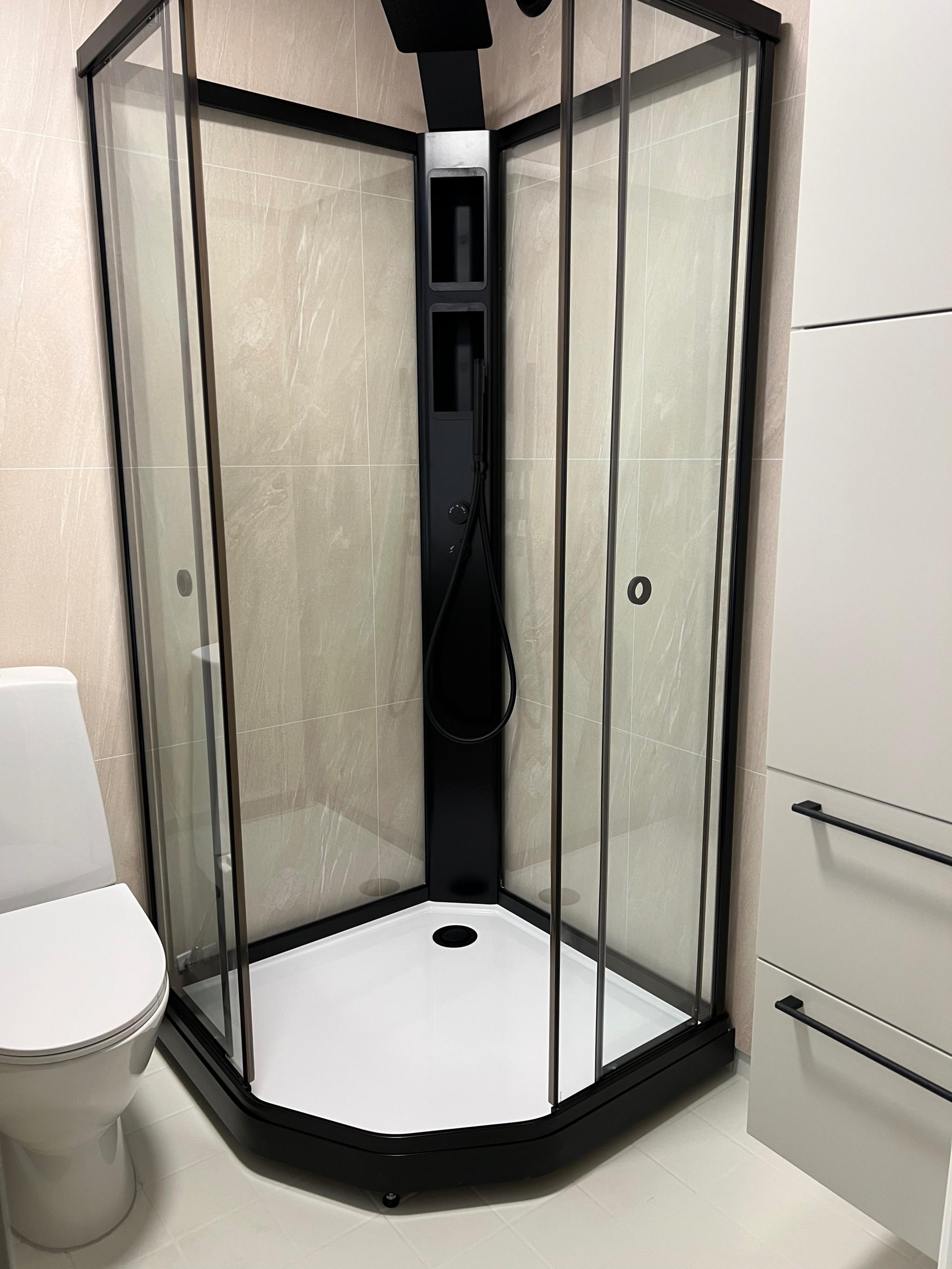 Dusjkabinett med regnfallsdusj og hånddusj 