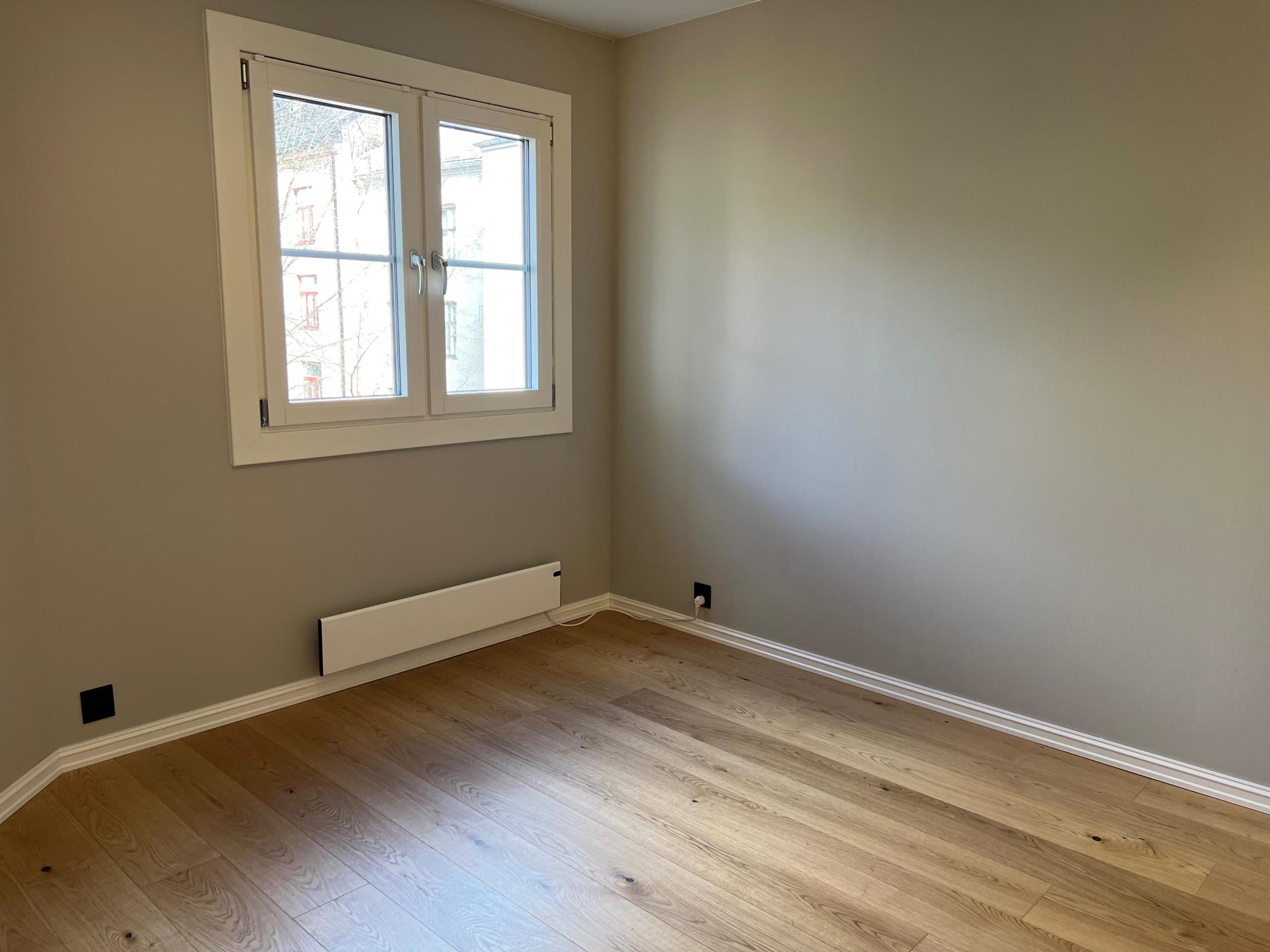 Romslig hovedsoverom mot stille bakgård med god plass til dobbeltseng 