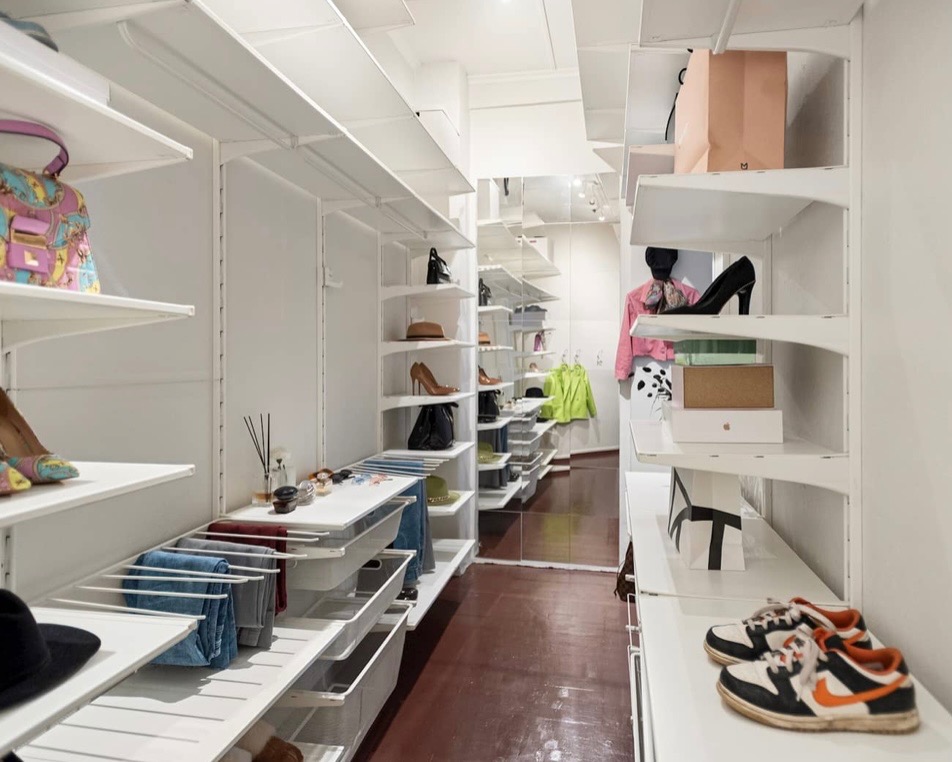 Stort walk-in-closet