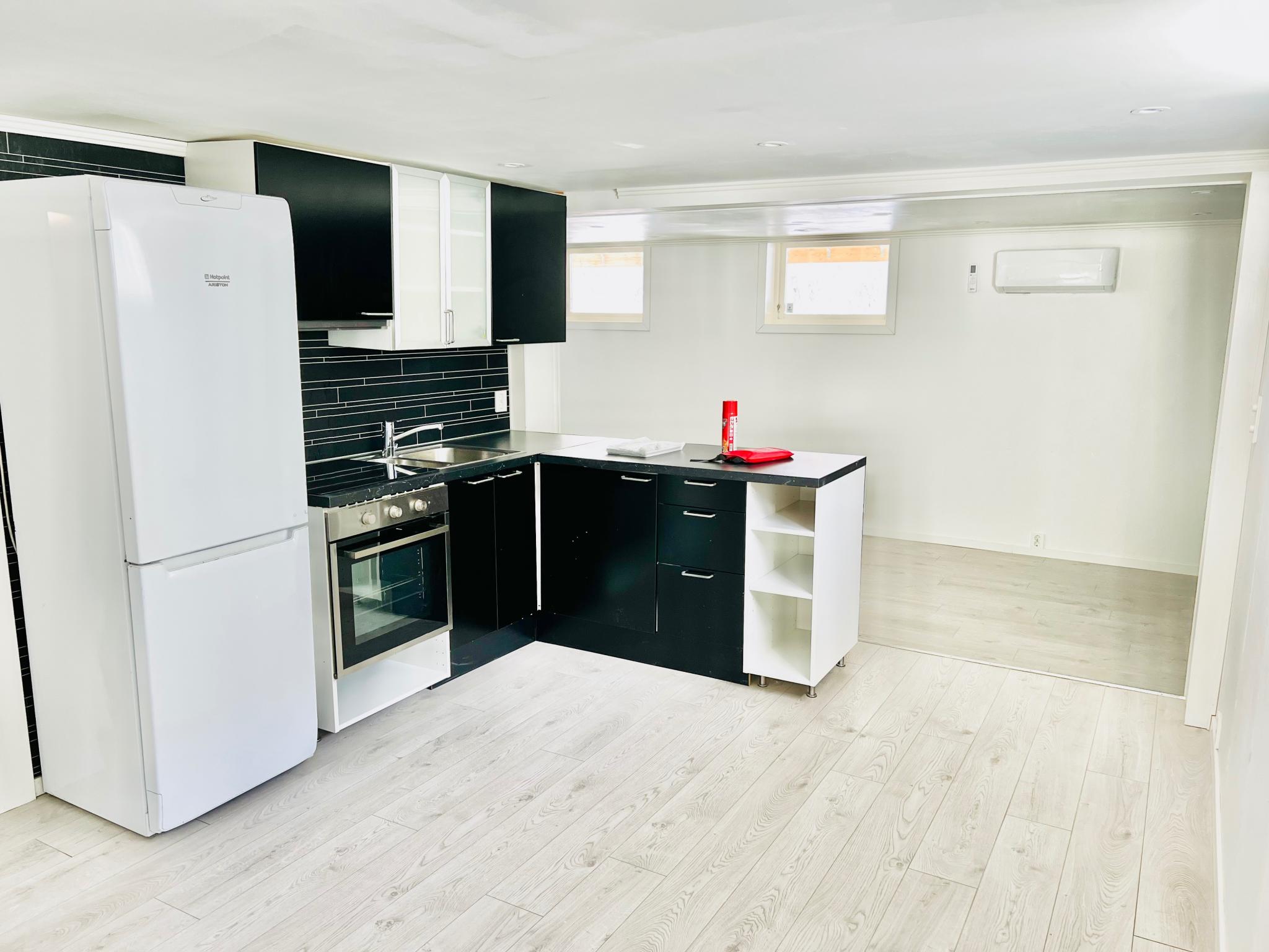 Kjøkkenet, kjøleskapet er byttet ut og installert oppvaskmaskin i etterkant av bilde 