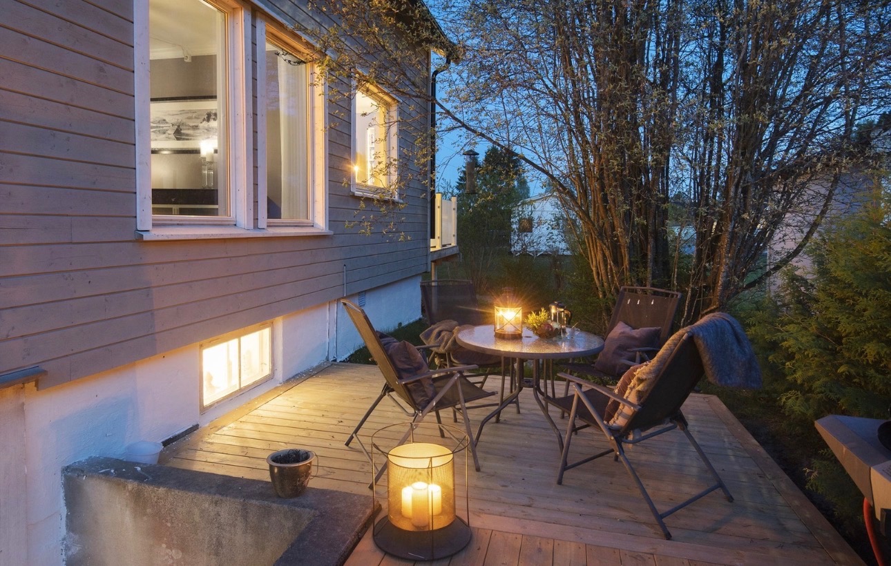 Terrassen til hybelen på kveldstid 