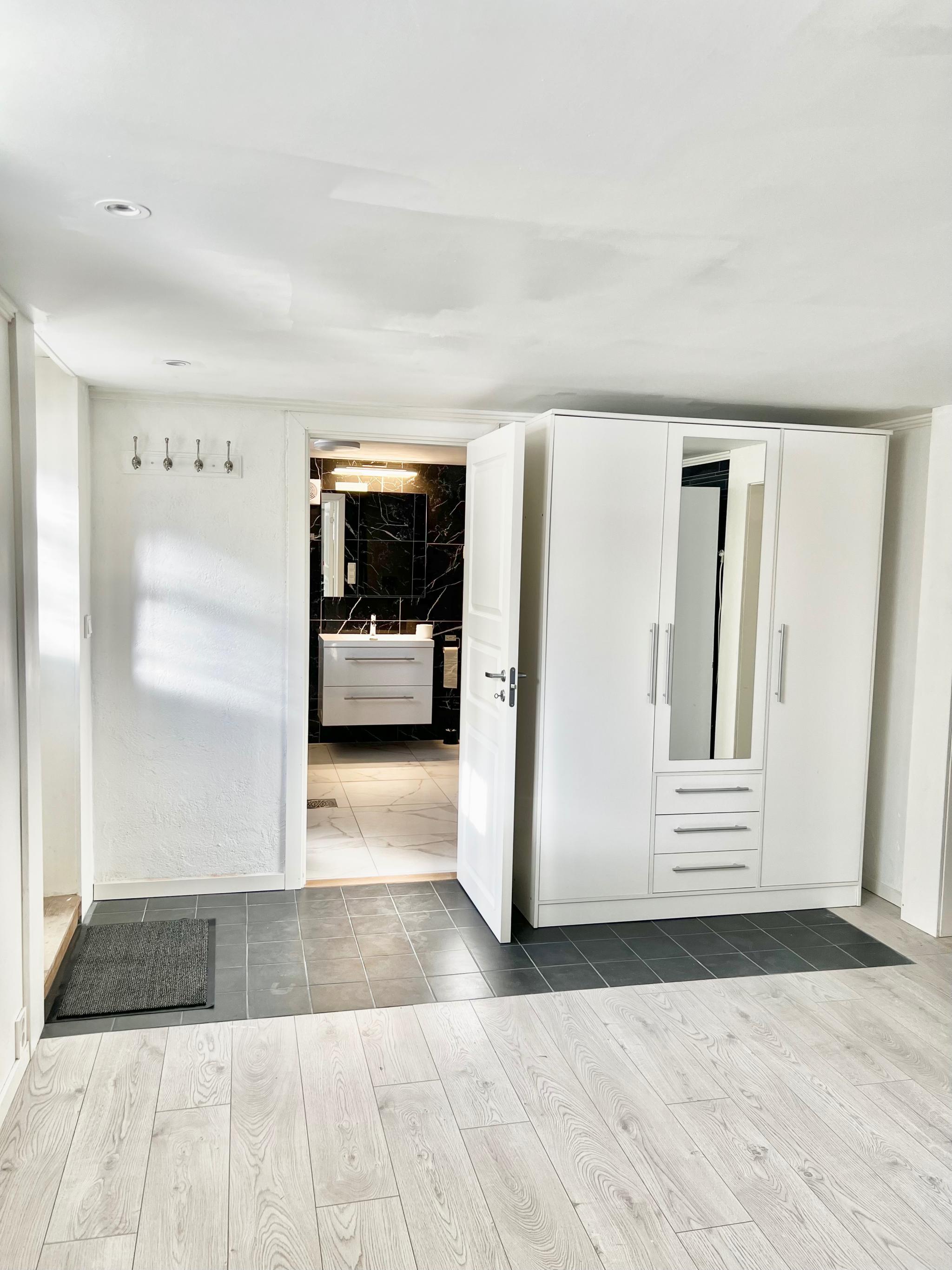 Garderobe i gangen og inngang til eget bad
