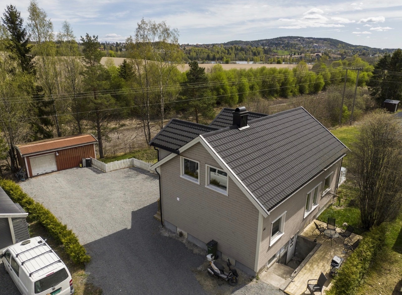 Hybelen har egen inngang og biloppstillingsplass rett utenfor (der det står en scooter), egen terrasse også  