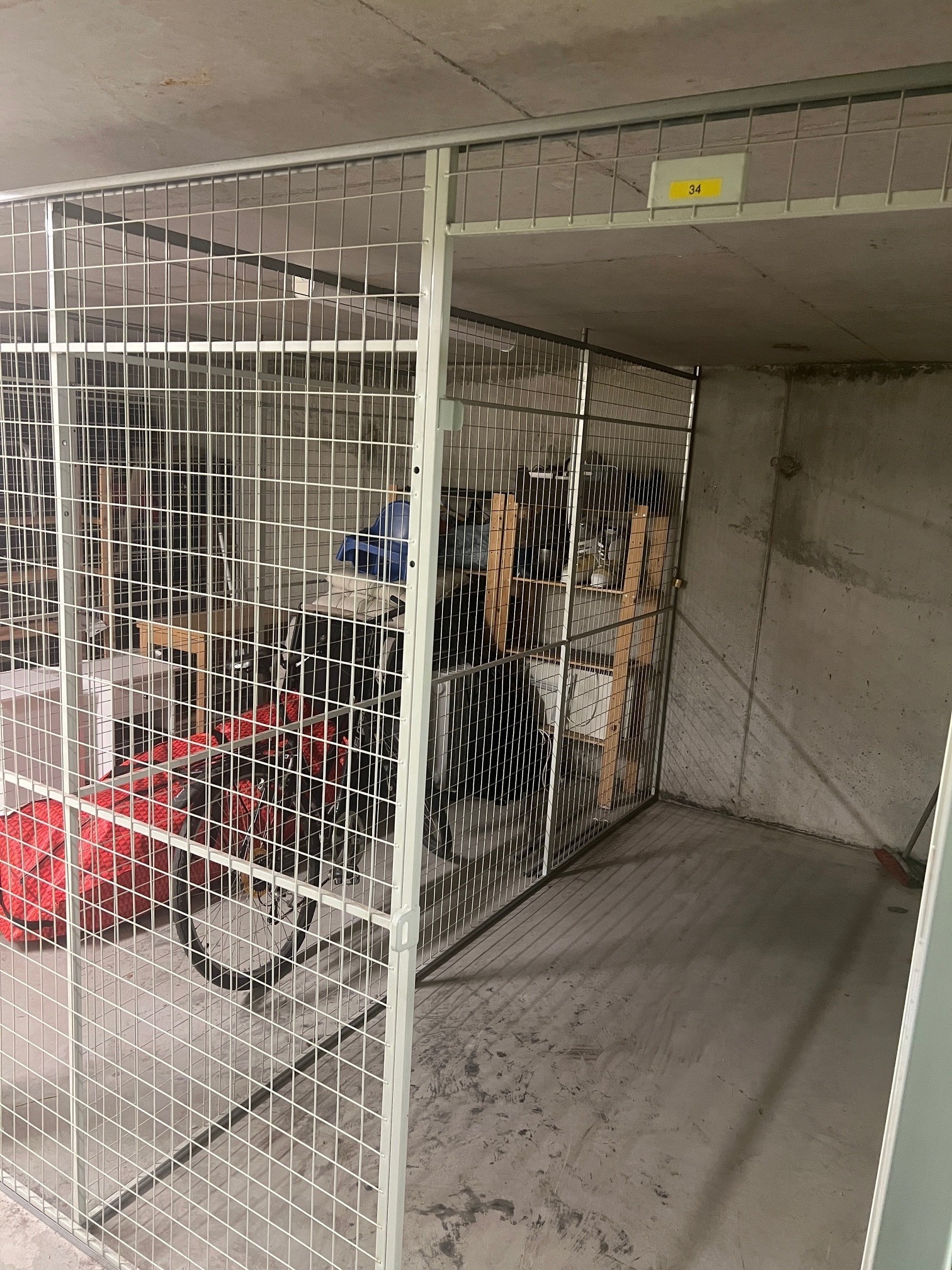 Bod i kjeller, romslig med plass til mye.