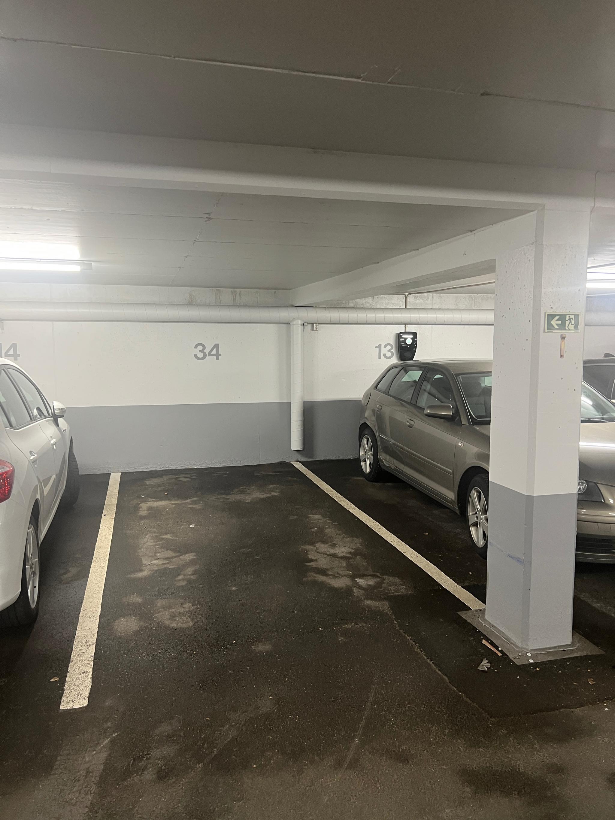 Egen parkering i lukket garasje anlegg med heis slik at du kan gå tørrskodd til leiligheten. Elbil lading skal installeres. 