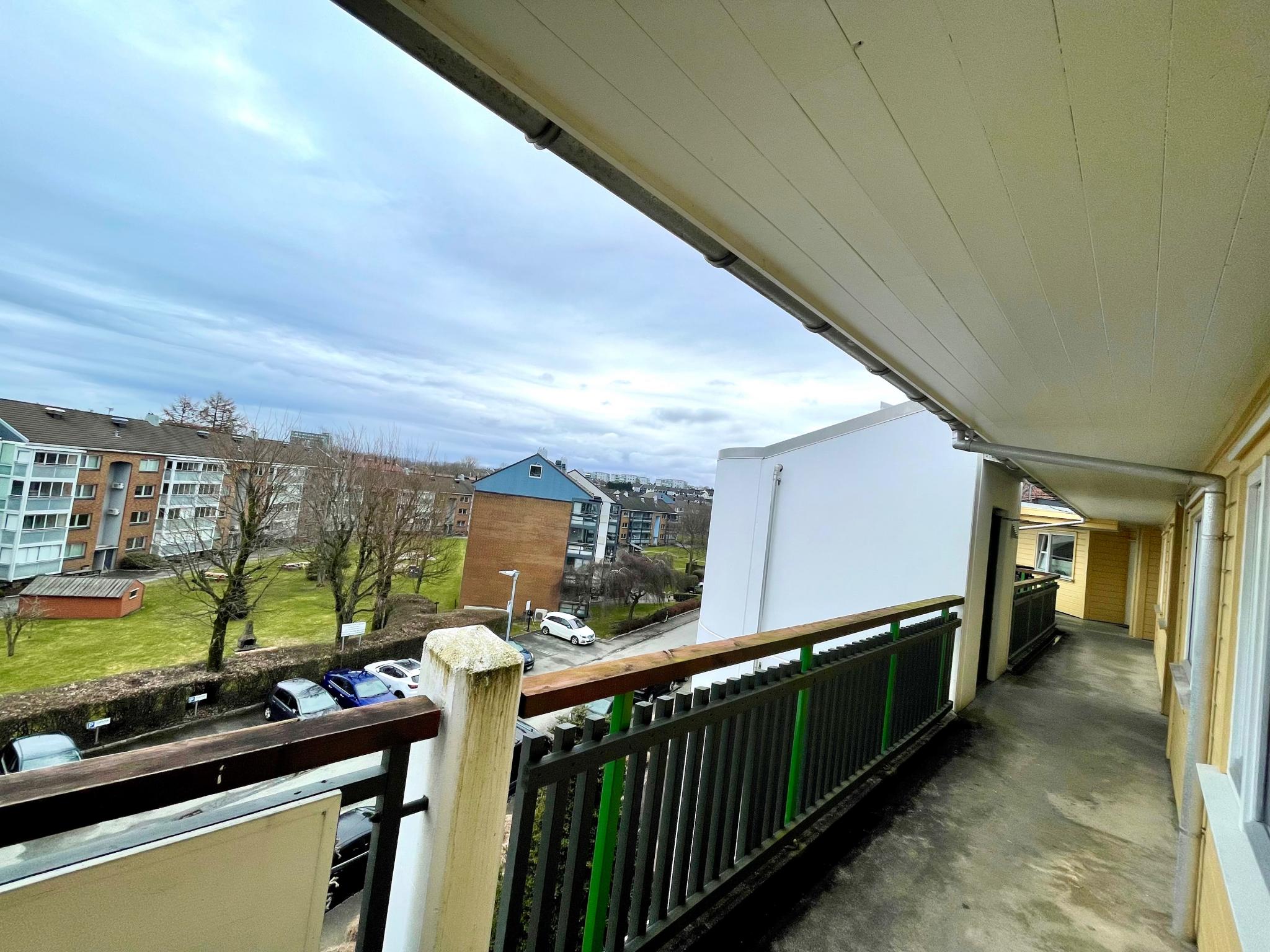 Veien til heisen, felles gang ute.